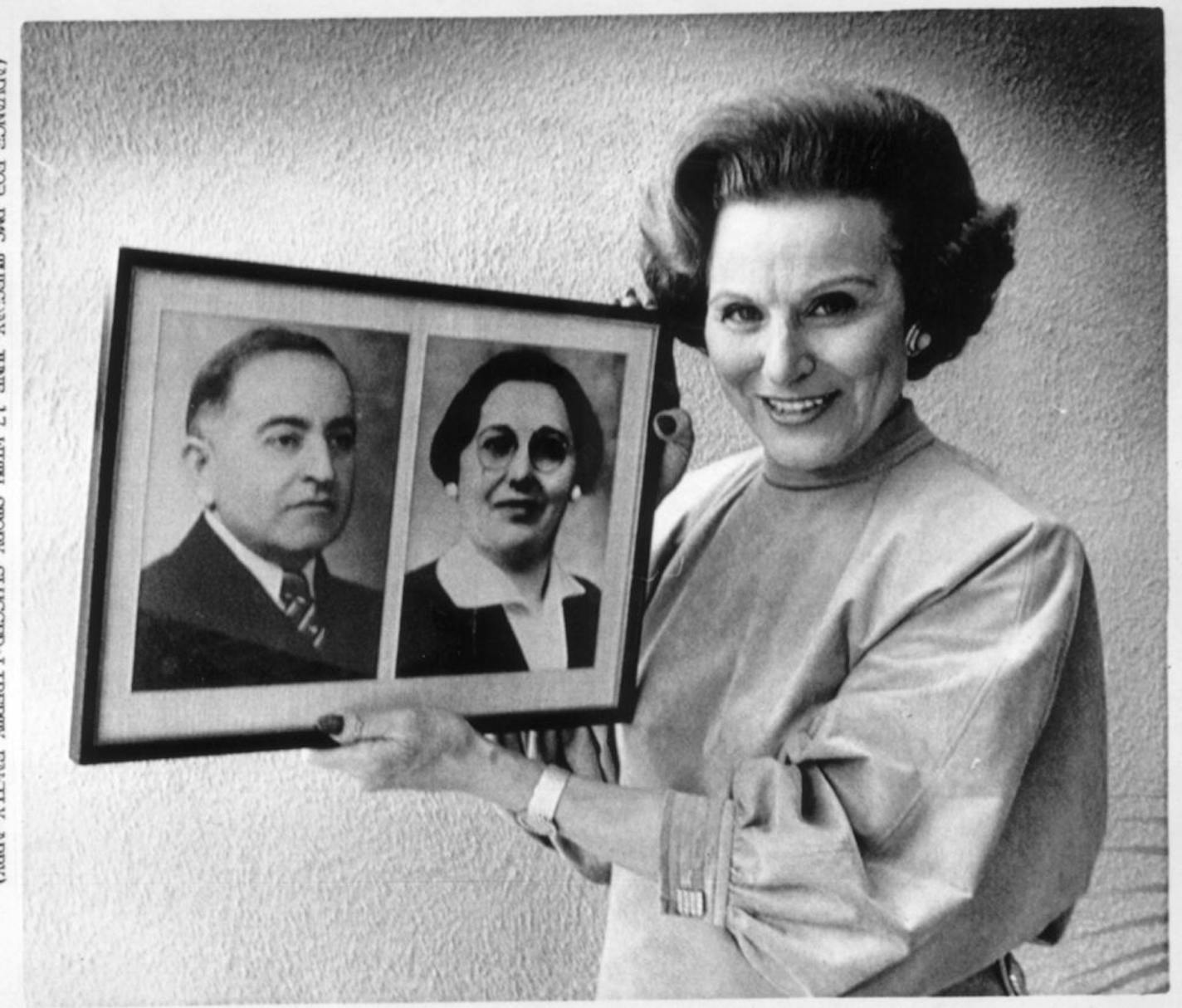 "Dear Abby" advice columnist Pauline Friedman Phillips (Abigail van Buren) holds photos of her parents, Abraham Friedman and Rebecca Rushall.