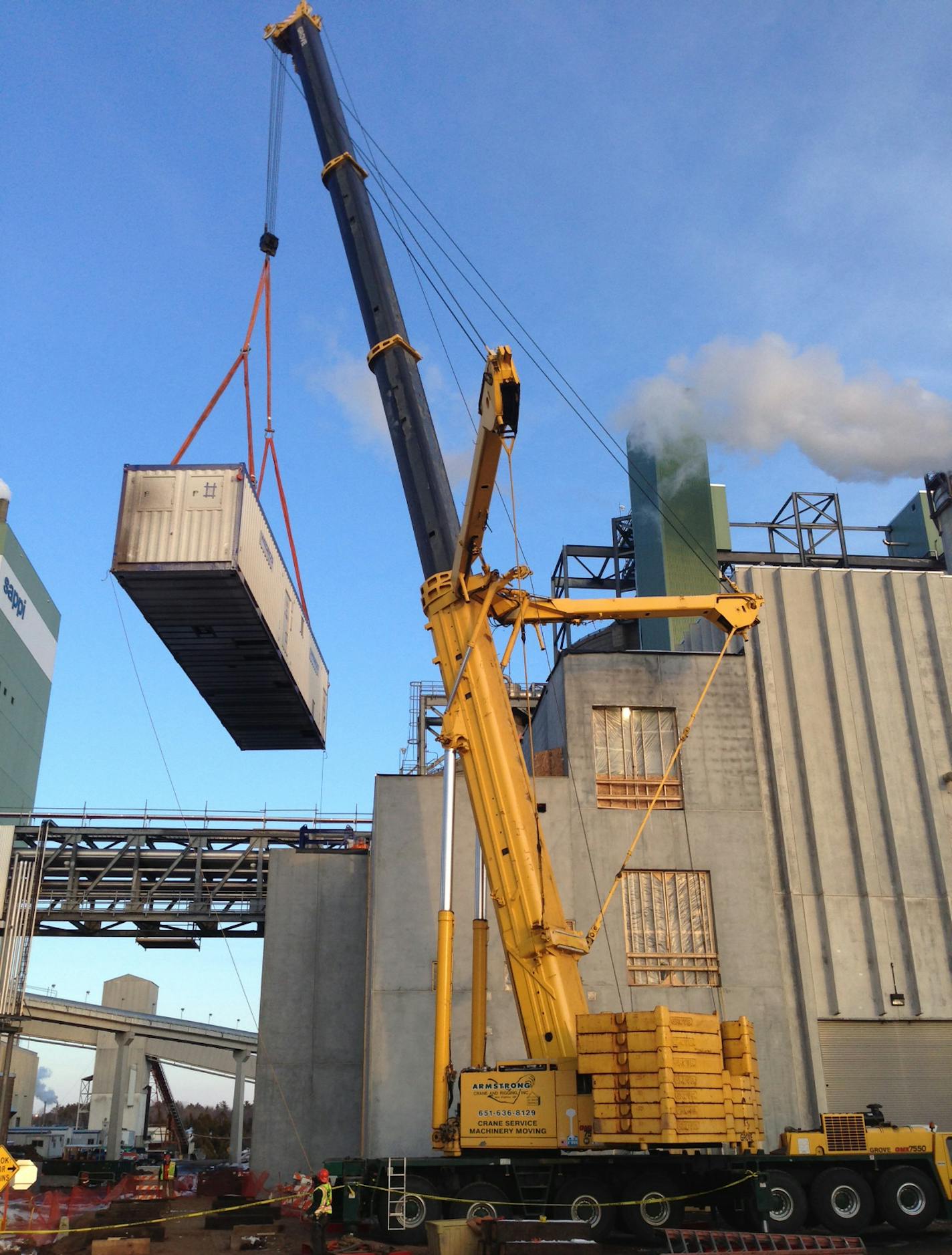 Lifting the new ozone generator into place at Sappi Fine Paper in Cloquet. Credit :Sappi