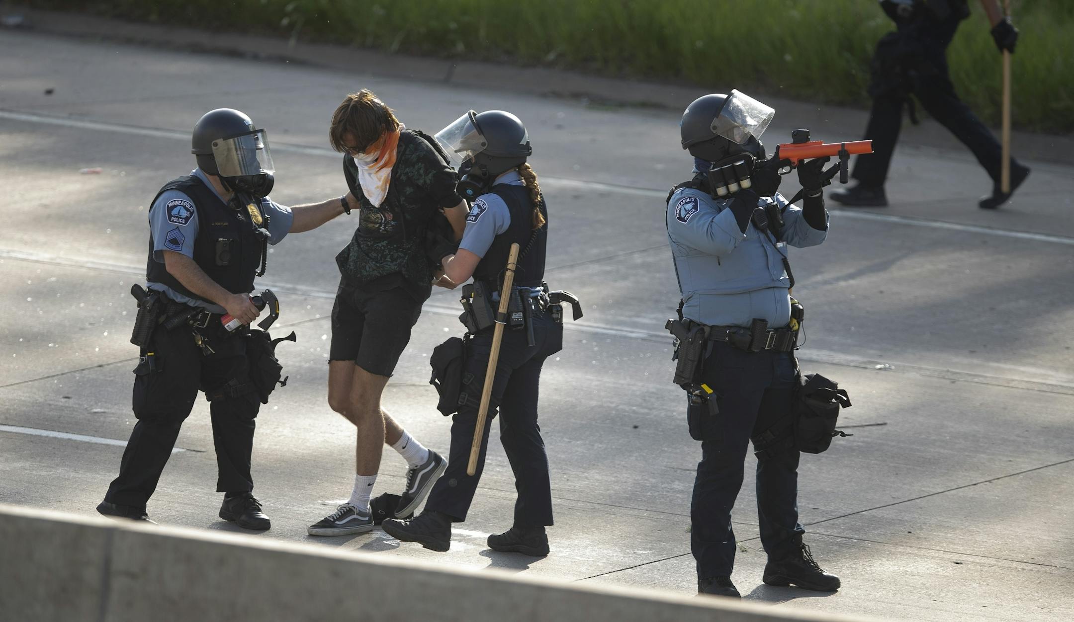 Minneapolis Police officer arrested two men on the 35 W bridge .