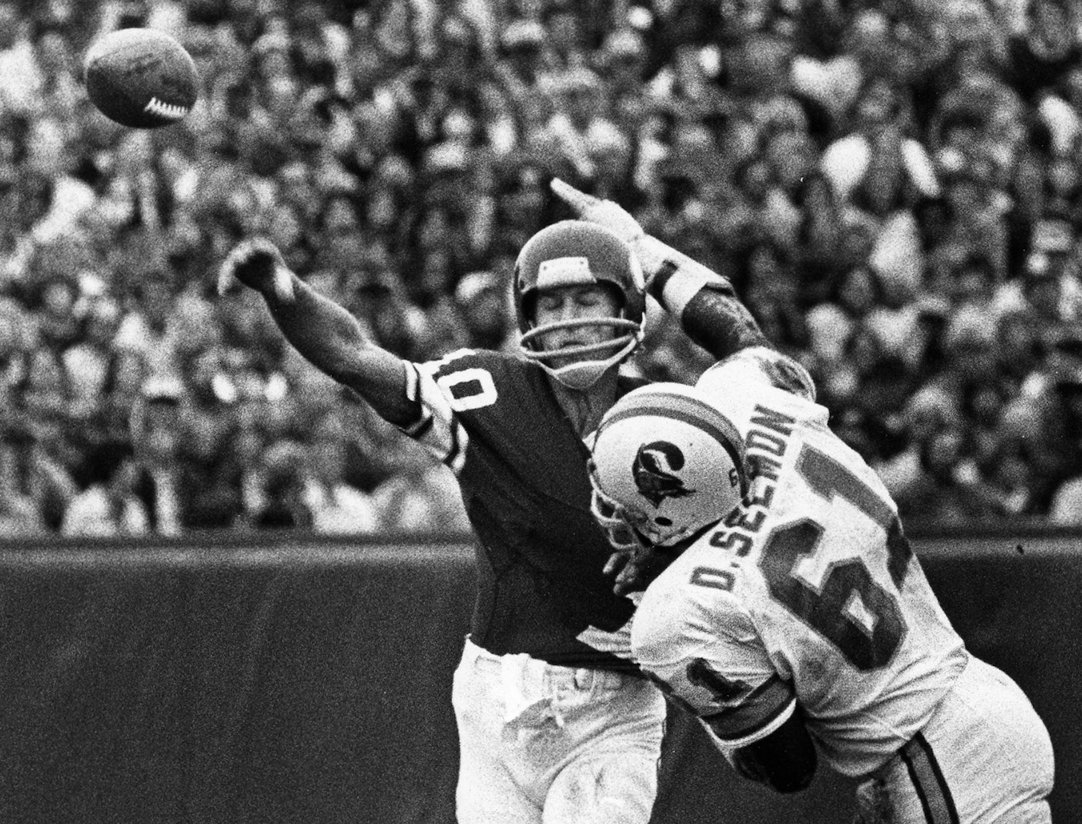 Fran Tarkenton threw a pass against Tampa Bay in 1978 at Met Stadium.