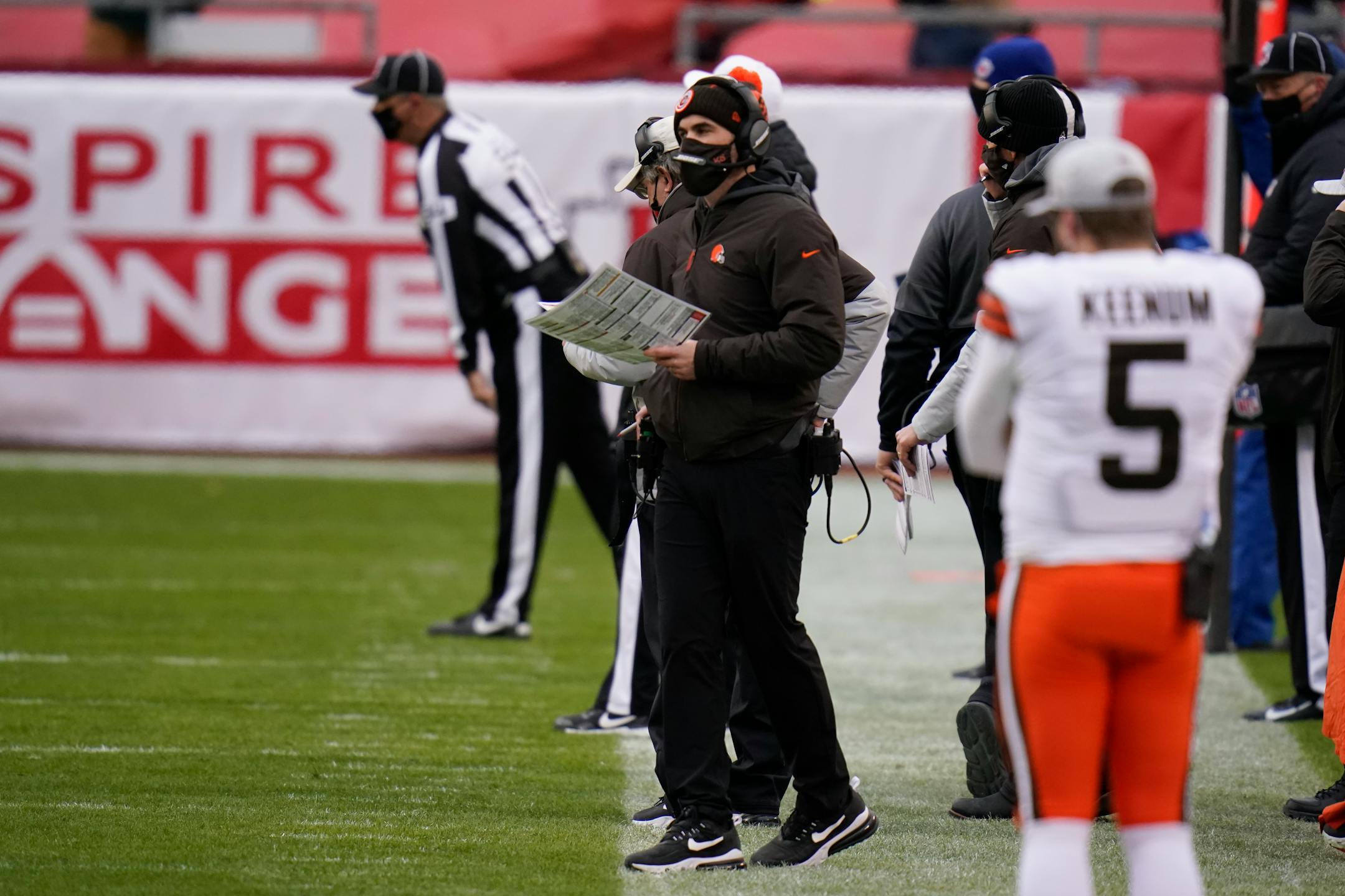 Cleveland Browns head coach Kevin Stefanski, center, watches from the sideline during the second half of an NFL divisional round football game against the Kansas City Chiefs, Sunday, Jan. 17, 2021, in Kansas City. (AP Photo/Jeff Roberson)