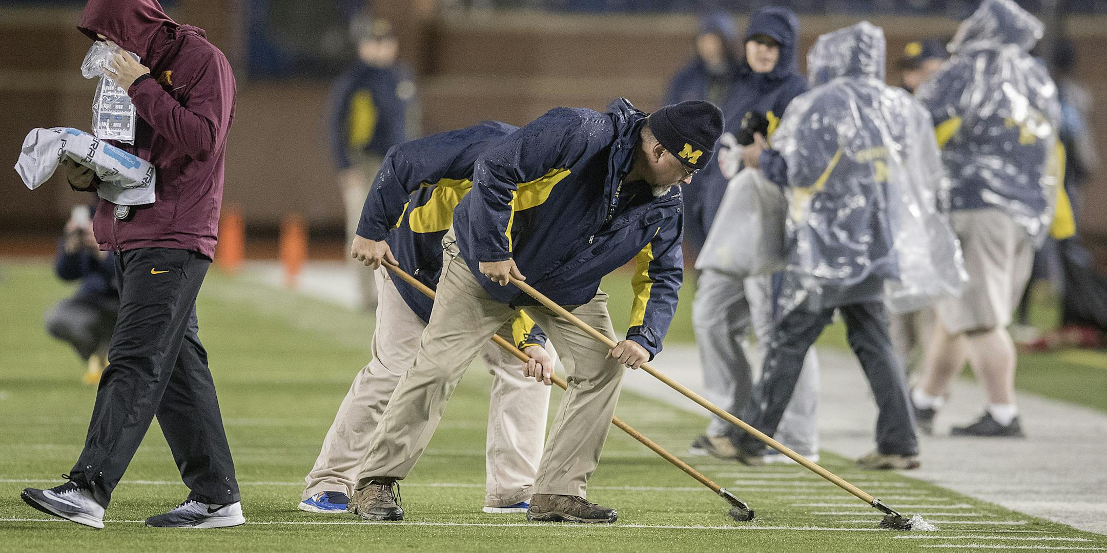 Michigan field crew clear areas of flooding after a weather delay before the Gophers took on Michigan in Michigan Stadium, Saturday, November 4, 2017 in Ann Arbor, MI. ] ELIZABETH FLORES ï liz.flores@startribune.com