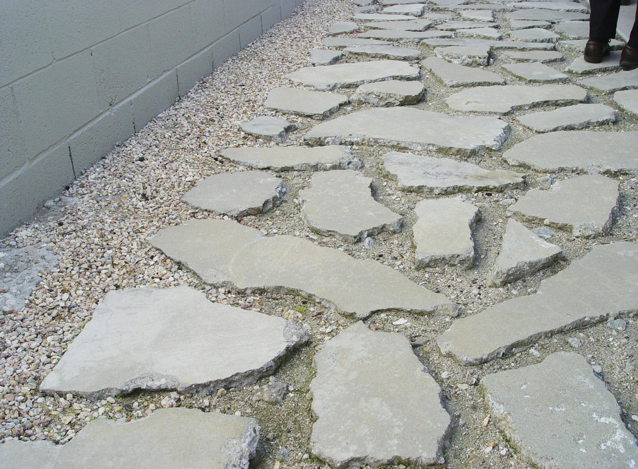 SH13D123YARDSMART April 15, 2013 -- Even spacing and similarly sized fragments of uniform thickness make urbanite much easier to lay out. (SHNS photo courtesy Maureen Gilmer)