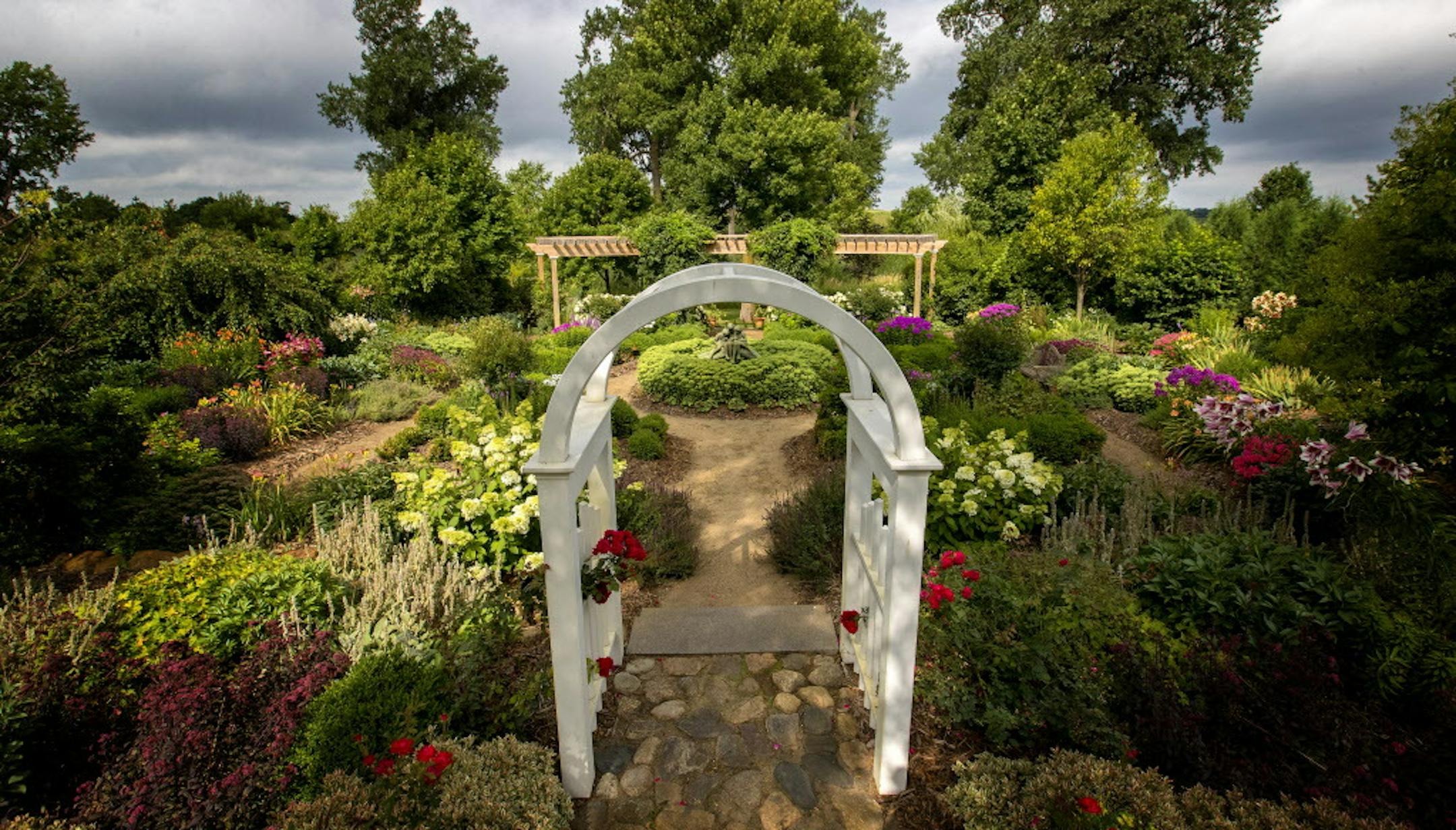 The garden at the Cokato home of Debbie and Brad Young. ] CARLOS GONZALEZ ï cgonzalez@startribune.com - July 25, 2017, Cokato, MN, Debbie and Brad Young Garden at the Cokato Home,