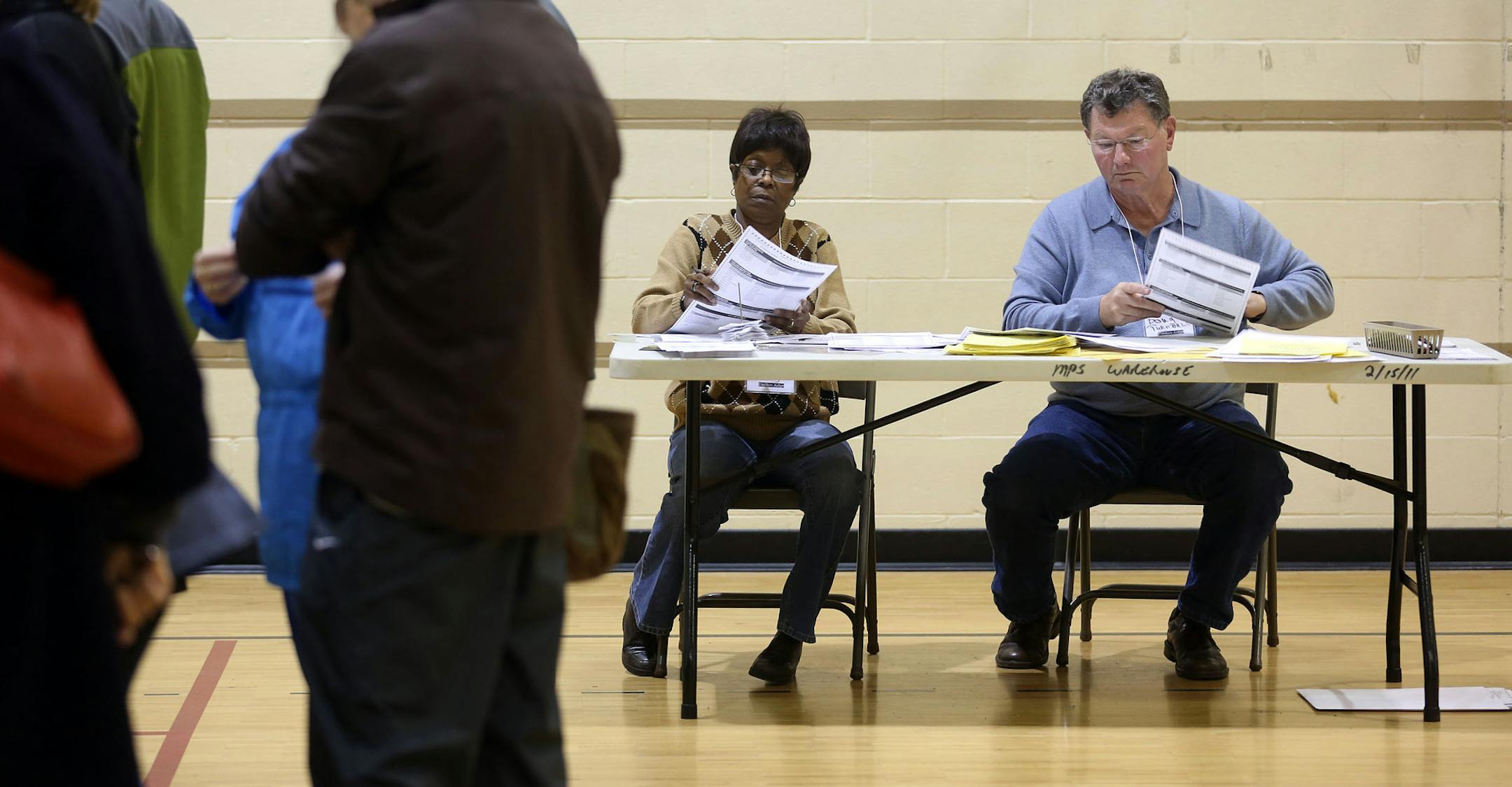 Election judges L'Tanyua Littlejohn and, left, and Doug Turbull count blank ballots on Election day at Marcy Open School in Minneapolis Min., Saturday, November 5, 2013 ] (KYNDELL HARKNESS/STAR TRIBUNE) kyndell.harkness@startribune.com