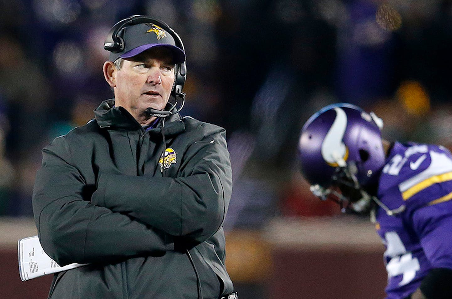 Vikings coach Mike Zimmer, left