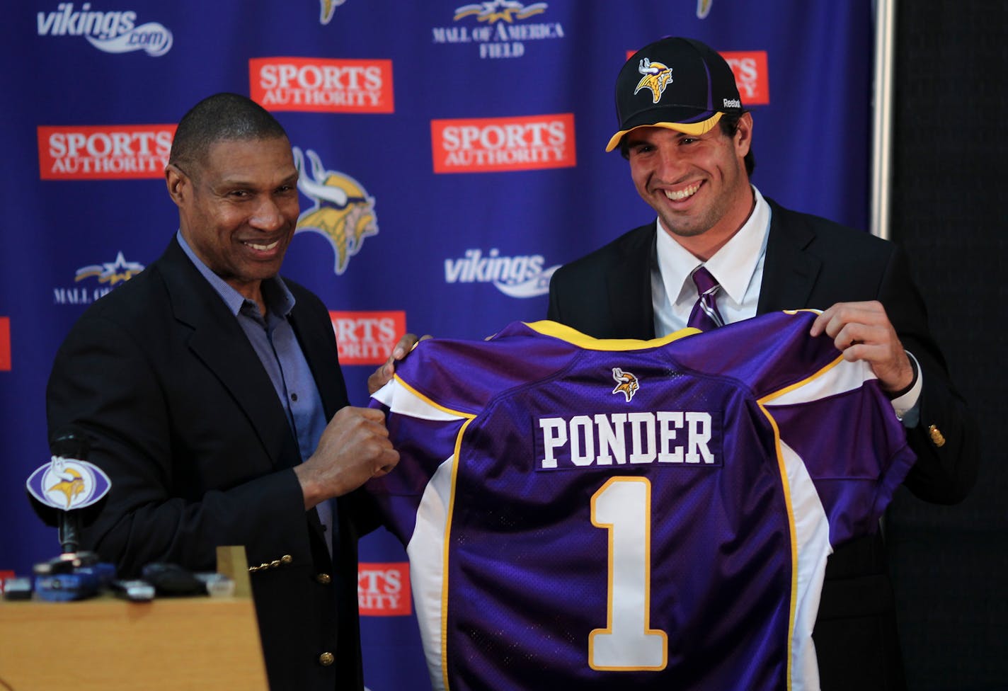 JEFF WHEELER â€¢ jeff.wheeler@startribune.com EDEN PRAIRIE - 4/29/11 - The Minnesota Vikings introduced quarterback Christian Ponder, their first round NFL draft pick, in an afternoon press conference at the Vikings headquarters in Eden Prairie. IN THIS PHOTO: ] Vikings head coach Leslie Frazier and the team's first round draft choice, Christian Ponder, the Florida State quarterback, posed with a team jersey at the start of a news conference where Ponder was introduced to the news media Friday afternoon.