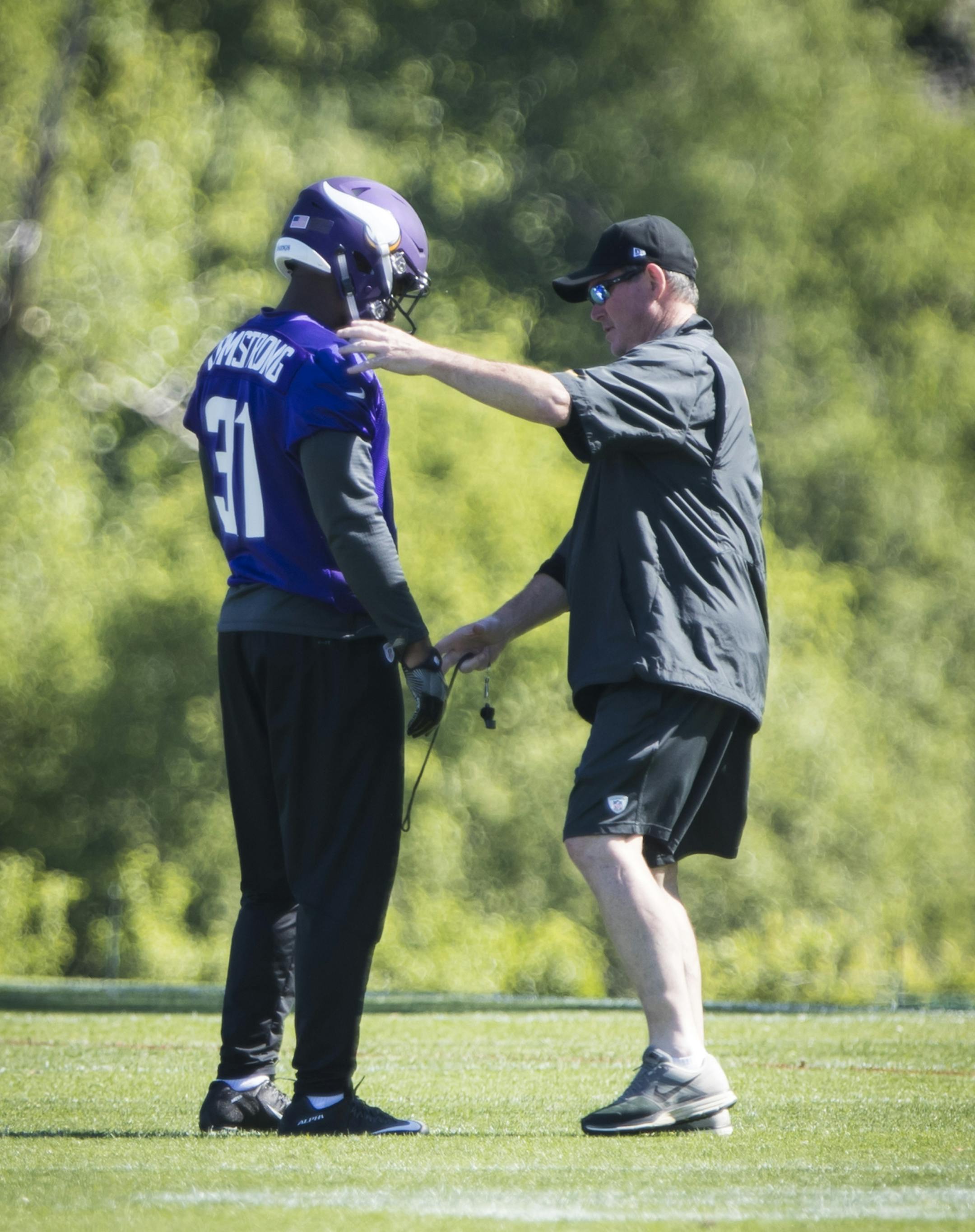 Head coach Mike Zimmer returned to Vikings practice at Winter Park in Eden Prairie, Minn., on Tuesday, June 6, 2017. In this picture he worked on a drill with play (31) Tommy Armstrong. ] RENEE JONES SCHNEIDER &#x2022; renee.jones@startribune.com