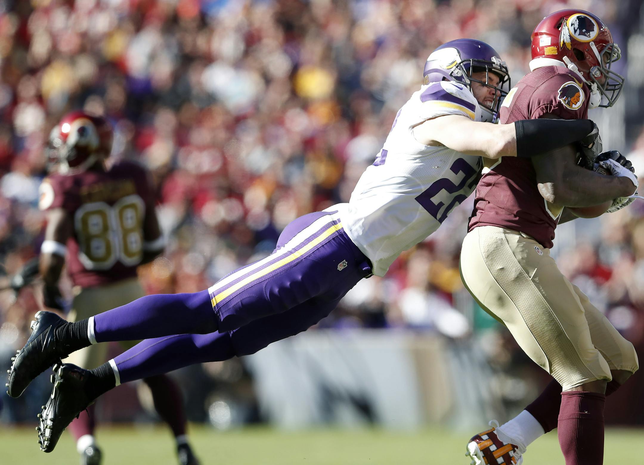 Harrison Smith (22) tackled Vernon Davis (85) last season.
