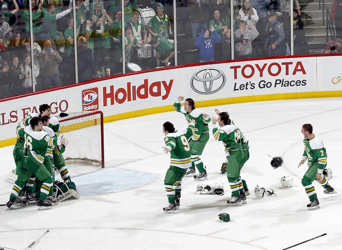 Edina celebrated at the end of the game. Edina beat Hill-Murray by a final score of 4-2.] CARLOS GONZALEZ cgonzalez@startribune.com - March 9, 2013, St. Paul, Minn., Xcel Energy Center, Minnesota High School Boys State Hockey, 2A Finals, Hill Murray vs. Edina
