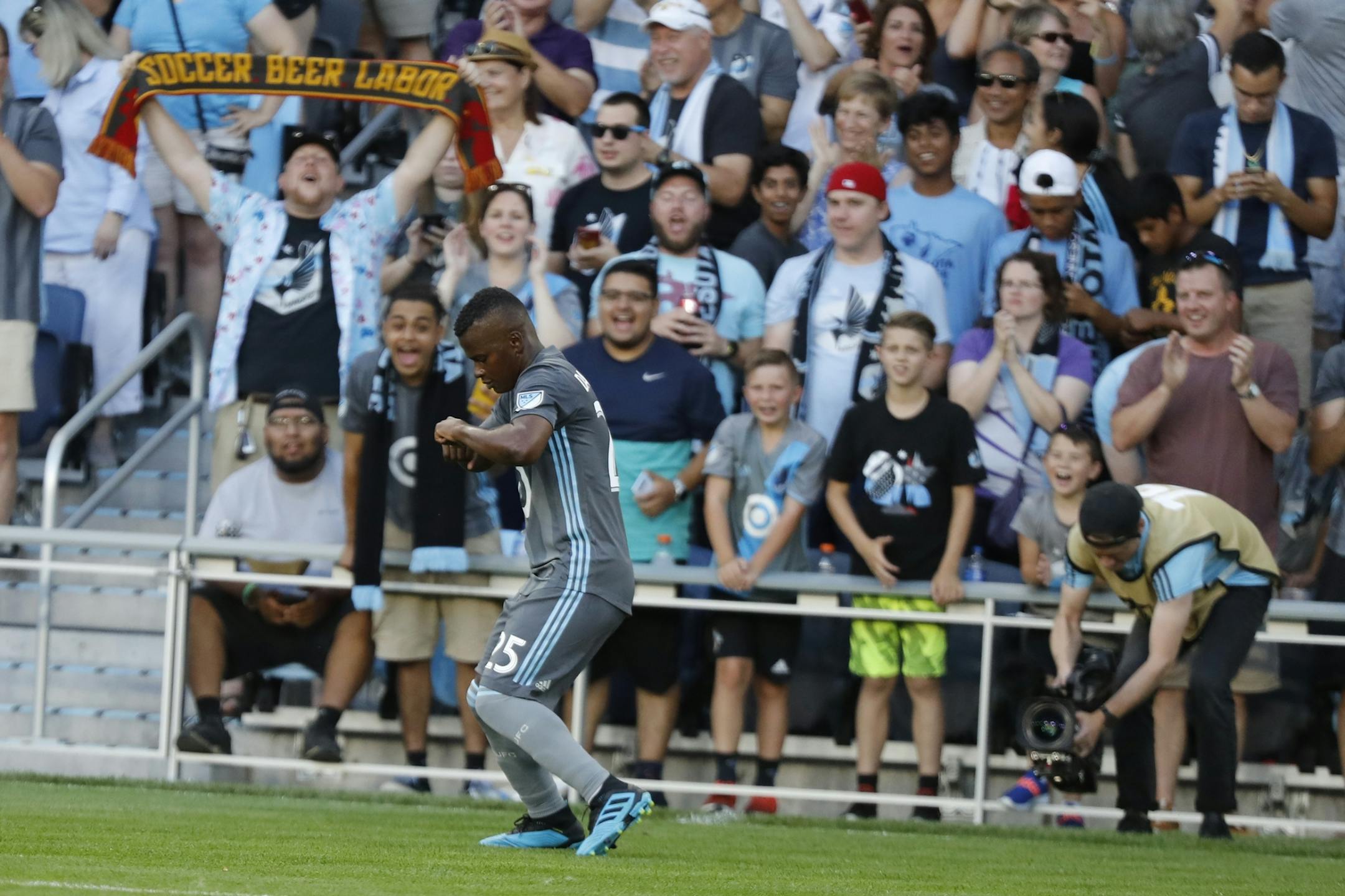 Minnesota United midfielder Darwin Quintero (25) celebrated a goal on a penalty kick during the first half.