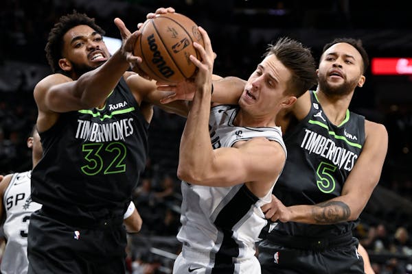 San Antonio Spurs’ Zach Collins, center, tangled with the Timberwolves’ Karl-Anthony Towns (32) and Kyle Anderson earlier this season, when the Wo