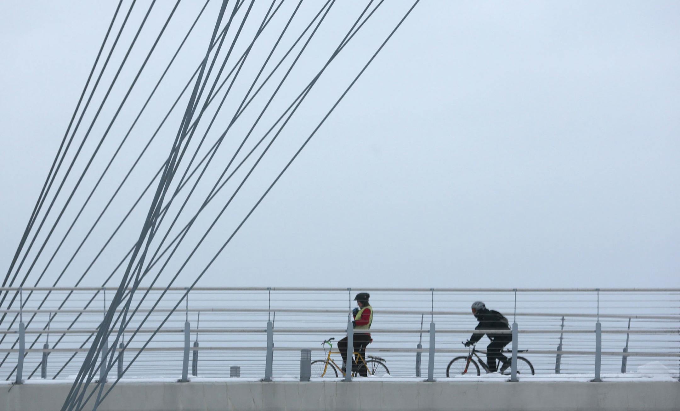 A bicyclist passed another on the pedestrian bridge that went above Hiawatha Ave. in Minneapolis Thursday, December 19, 2013. ] (KYNDELL HARKNESS/STAR TRIBUNE) kyndell.harkness@startribune.com