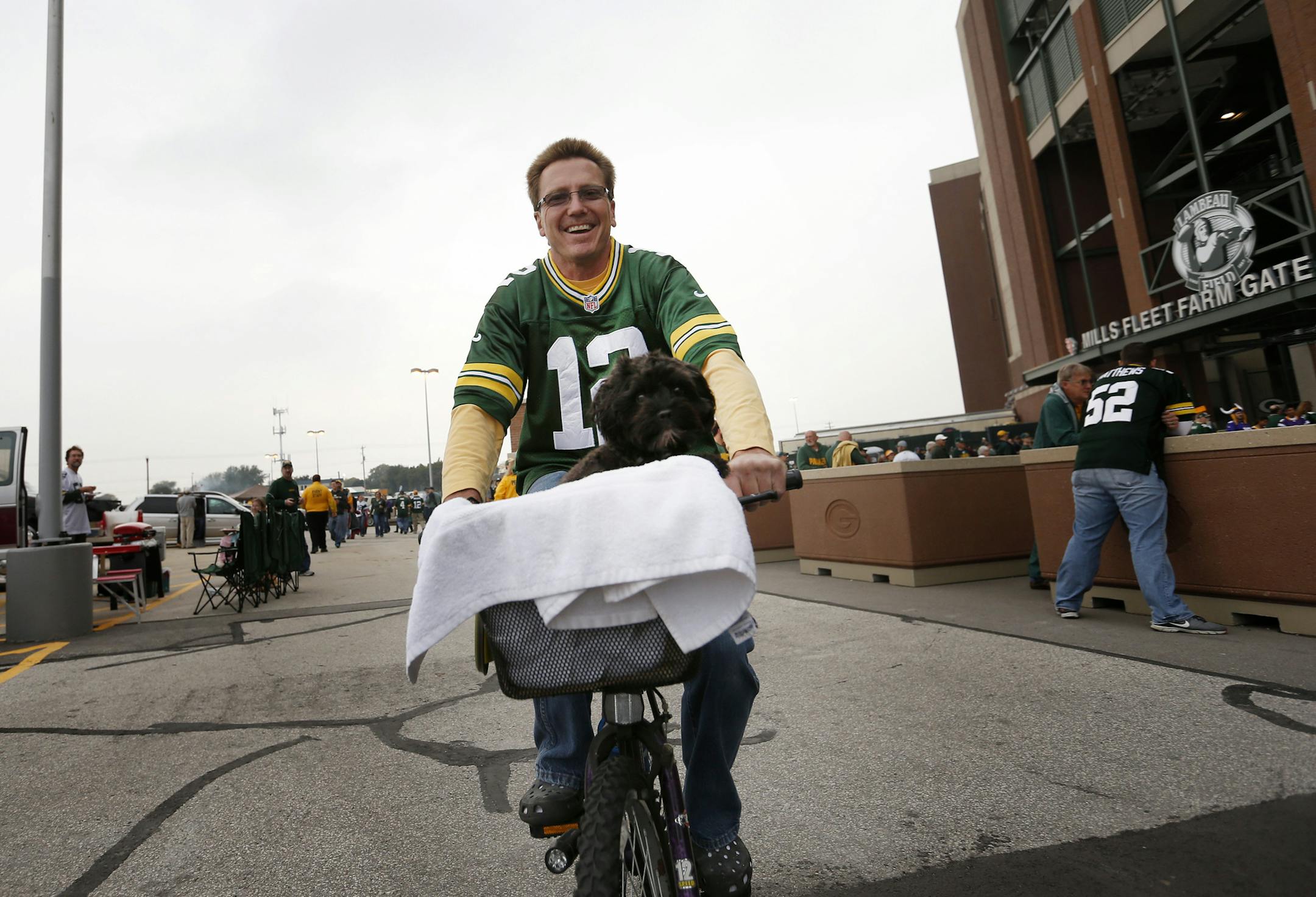 Jerry Geurts biked around Lambeau Field with his dog Ben before the start of Thursday night's game Minnesota Vikings vs. Green Bay Packers. ] CARLOS GONZALEZ cgonzalez@startribune.com - October 2, 2014 , Green Bay, WI NFL, Lambeau Field, Minnesota Vikings vs. Green bay Packers