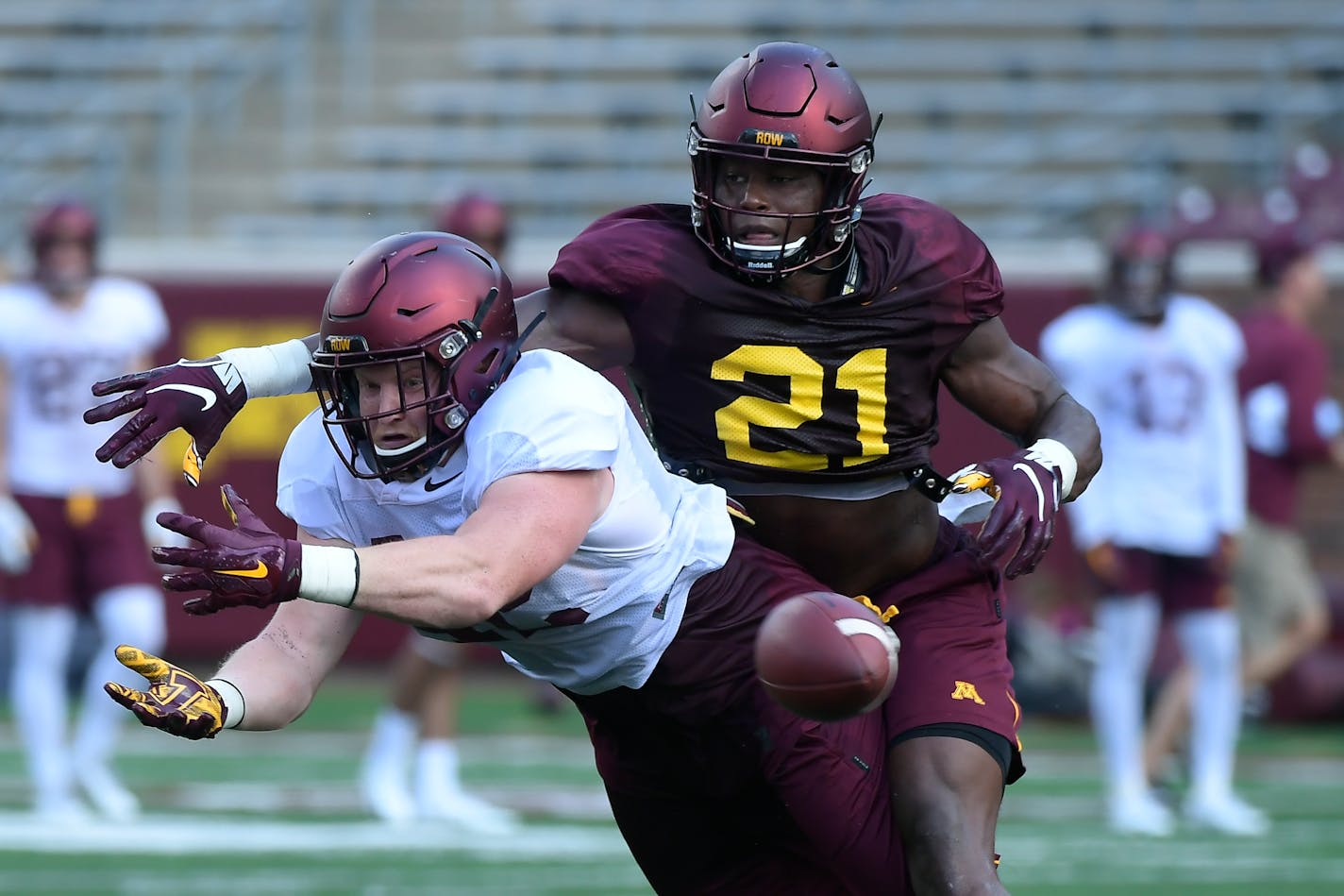 Gophers linebacker Kamal Martin (21) defended successfully against a pass intended for tight end Ko Kieft in practice. Martin did not play in the season opener.