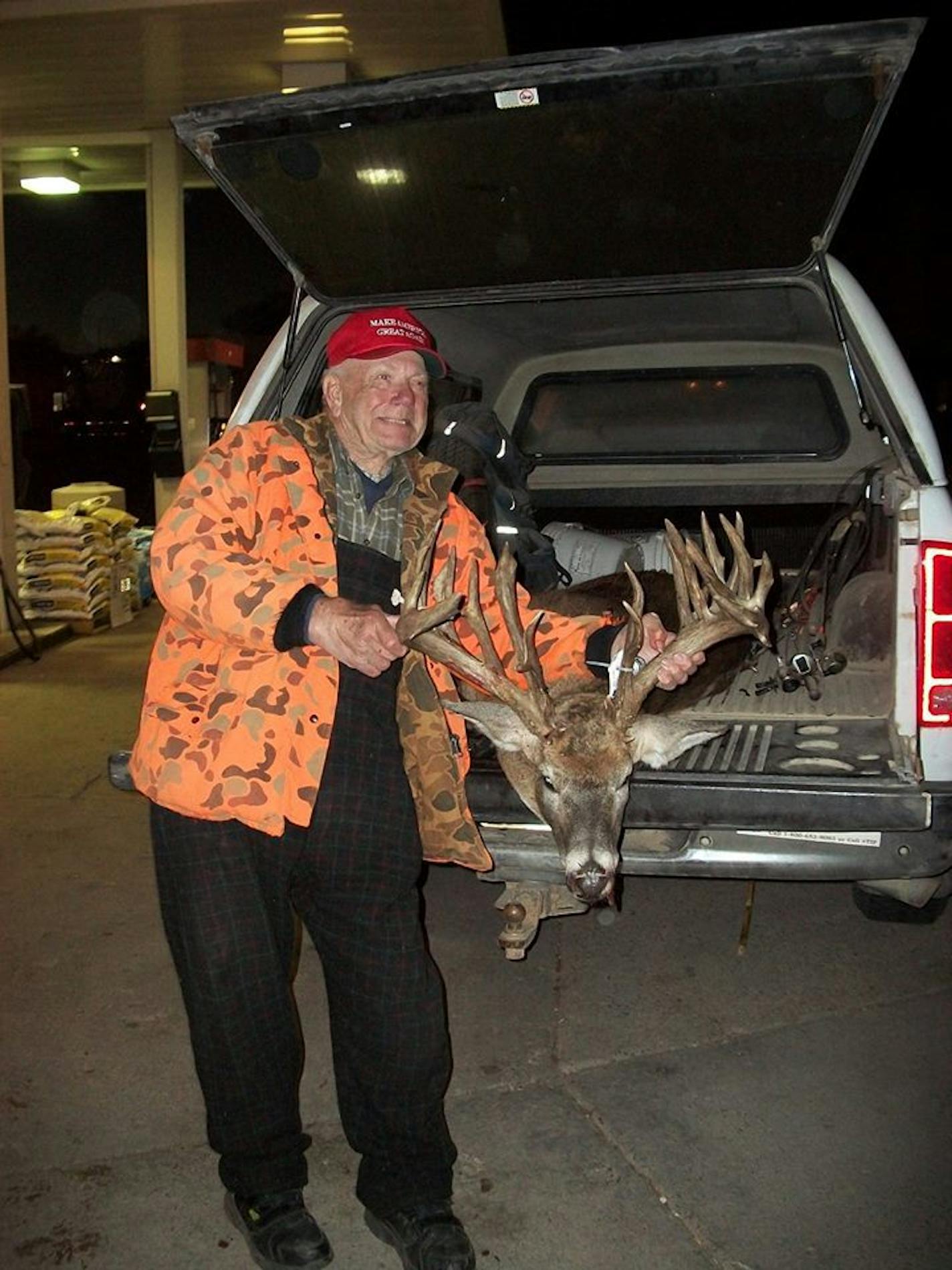 Jim Wackler displays the 37-point buck he shot near St. Cloud. ORG XMIT: H319ln-3NFDmRBYrtOkz