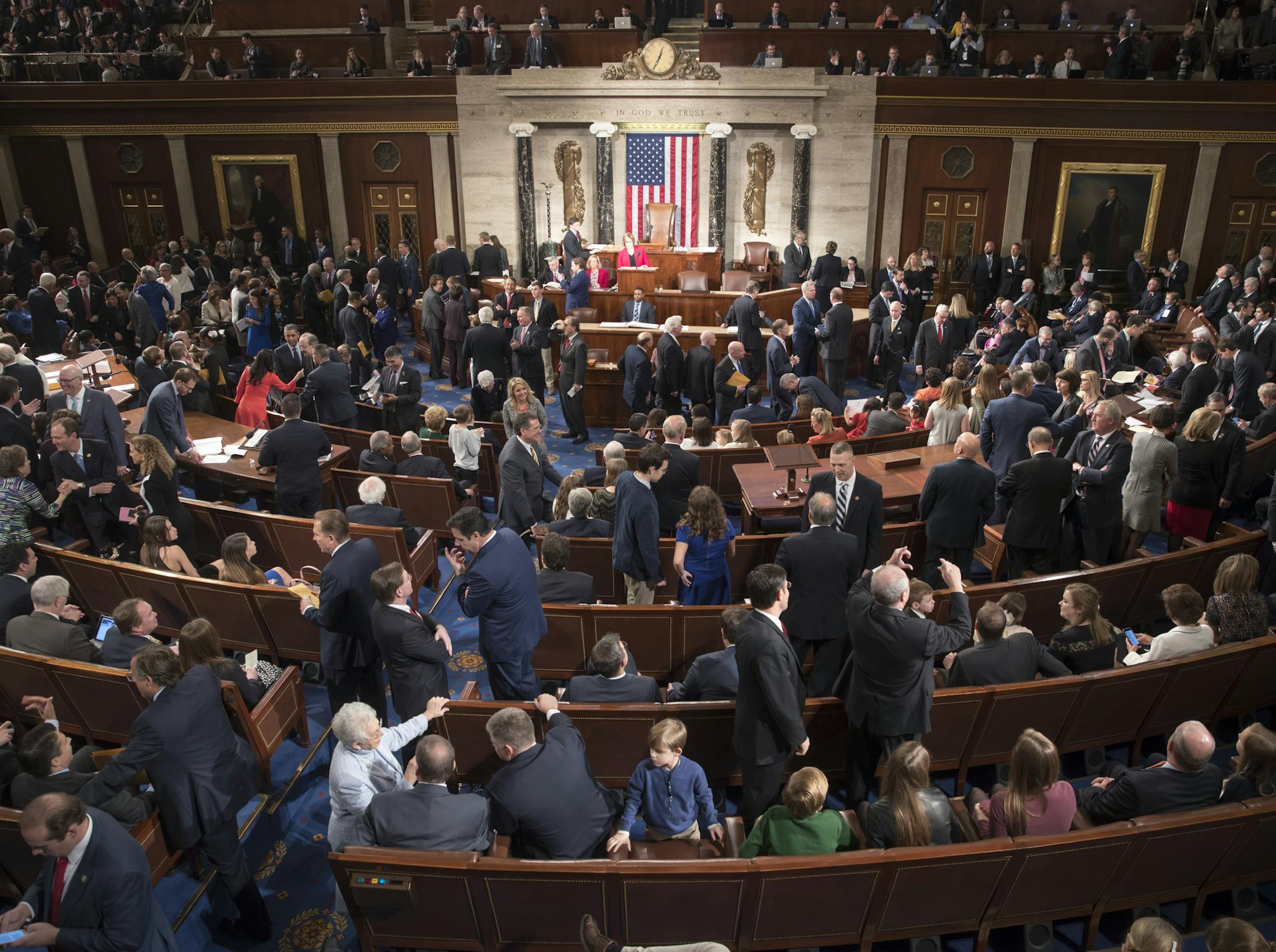 Members of the House of Representatives, some joined by family, gather in the House chamber on Capitol Hill in Washington, Tuesday, Jan. 3, 2017, as the 115th Congress gets under way. (AP Photo/J. Scott Applewhite)