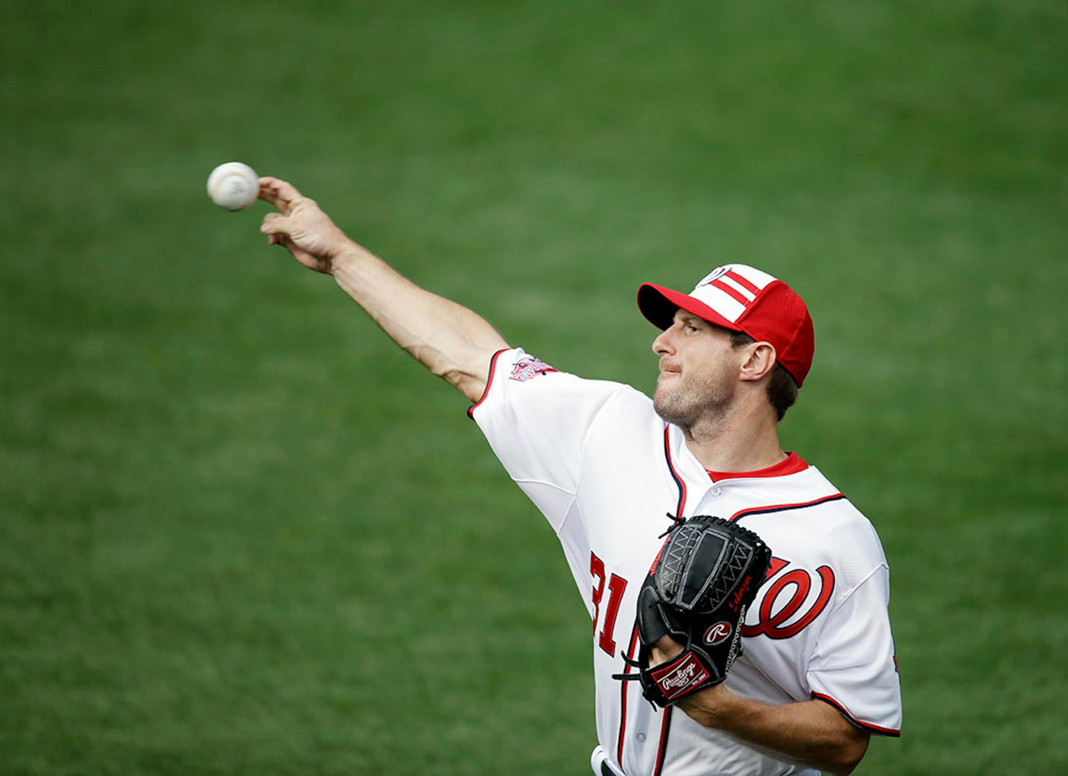 National League's Max Scherzer, of the Washington Nationals, throws before before formal batting practice before the MLB All-Star baseball game, Tuesday, July 14, 2015, in Cincinnati.