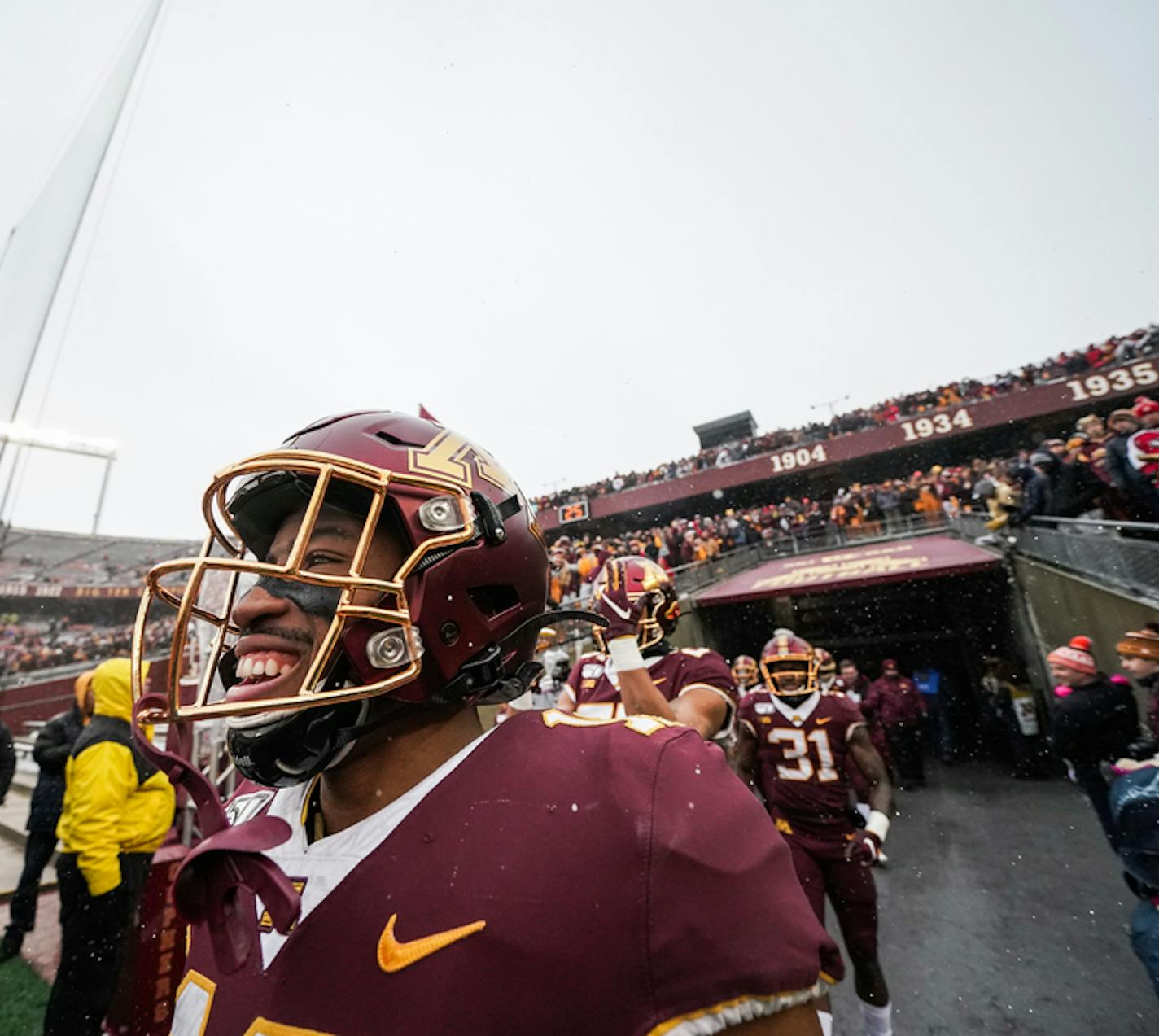 Minnesota Gophers defensive back Coney Durr (16) takes the field for warmups. ] MARK VANCLEAVE ¥ The Wisconsin Badgers played the Minnesota Gophers at TCF Bank Stadium on Saturday, Nov. 30,2019 in Minneapolis. ORG XMIT: MIN1911301423502206