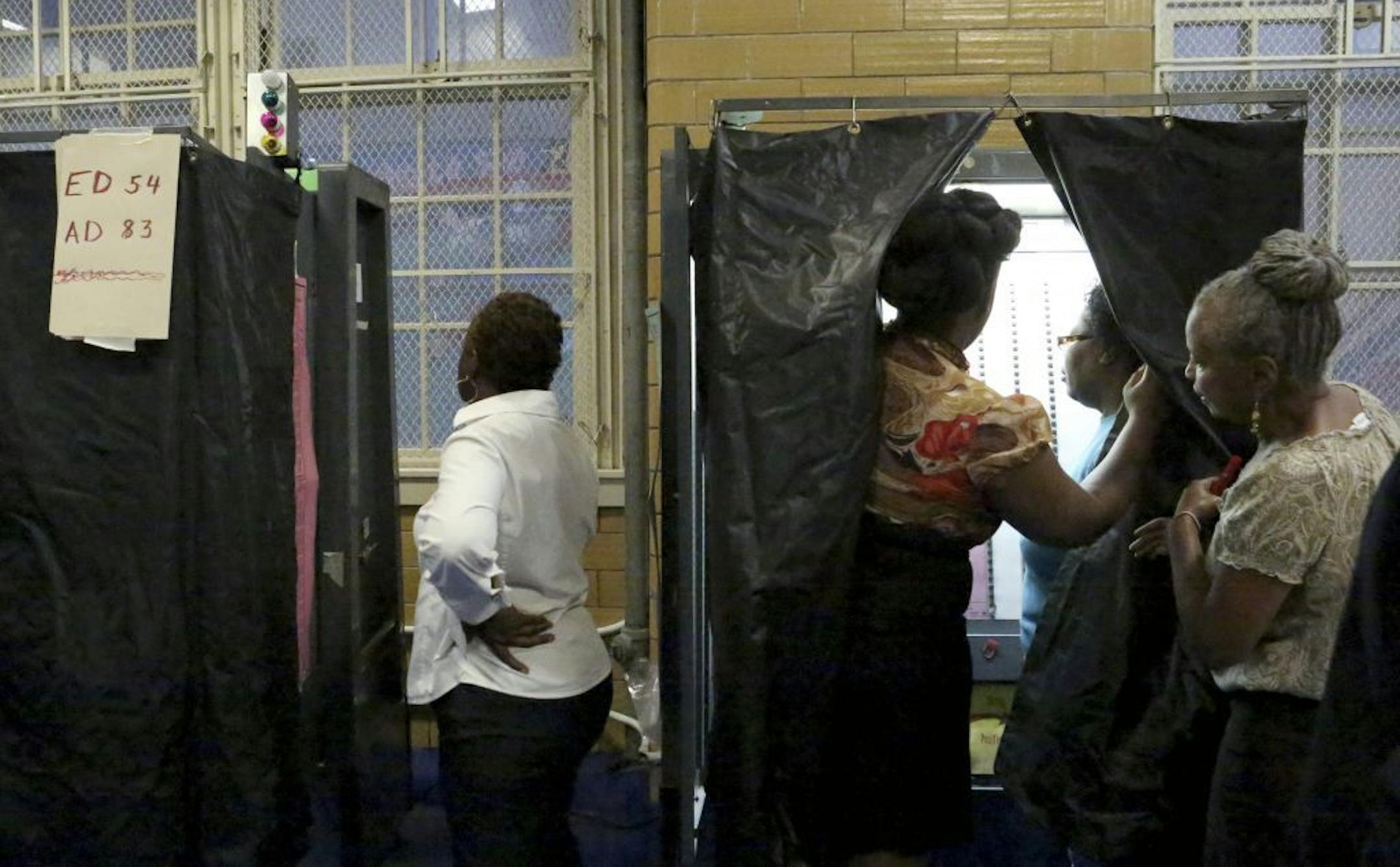 A voter asks for help from a poll worker at a polling station in New York, Sept. 10, 2013. On Tuesday, New York City residents were taking the first big step toward choosing a successor to Mayor Michael Bloomberg.