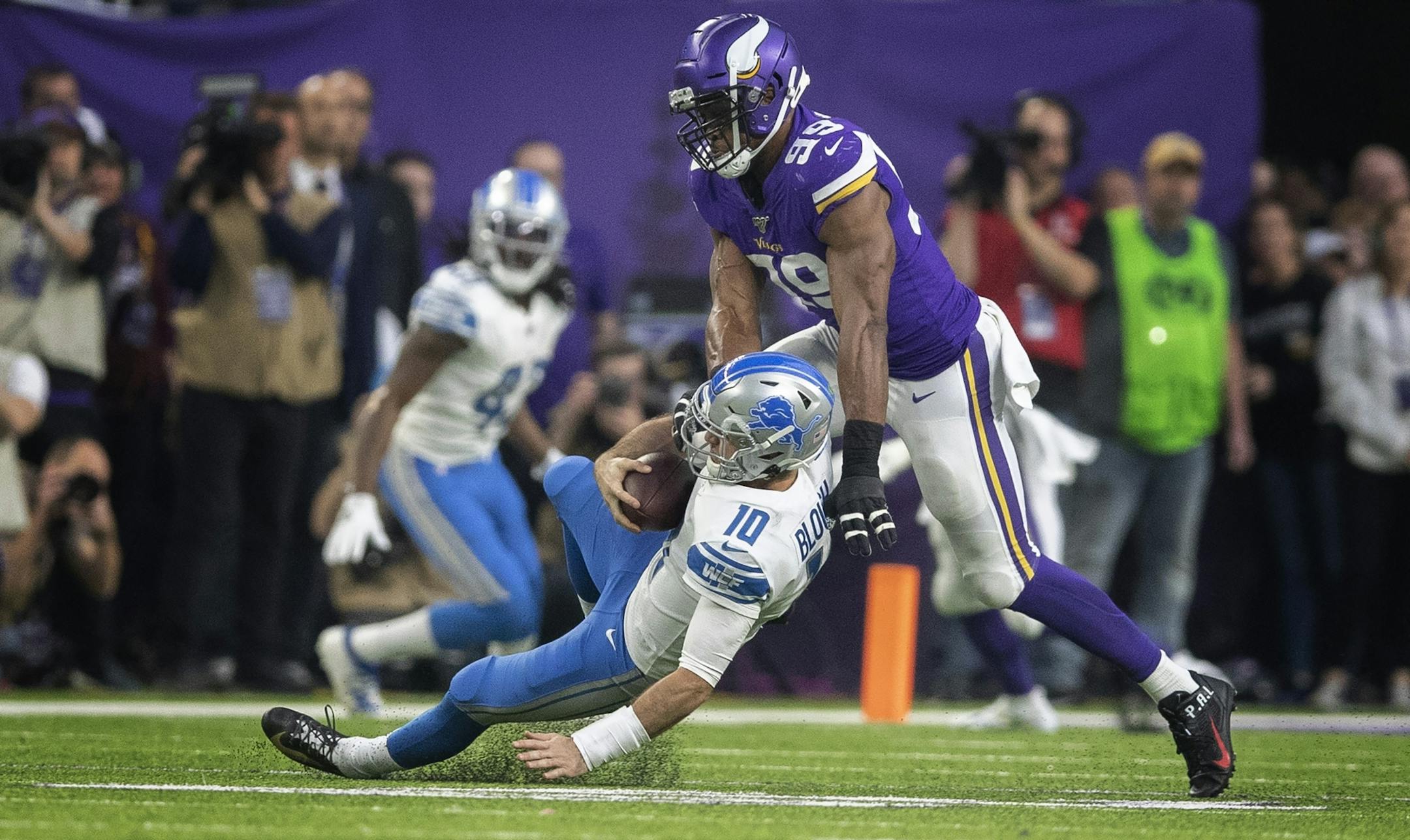 Minnesota Vikings defensive end Danielle Hunter (99) sacked Detroit Lions quarterback David Blough (10) in the second quarter.