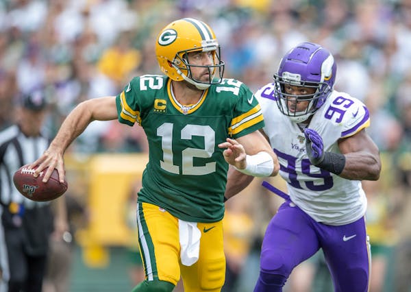Vikings Danielle Hunter had his eyes on Packers Quarterback Aaron Rodger during the second quarter.