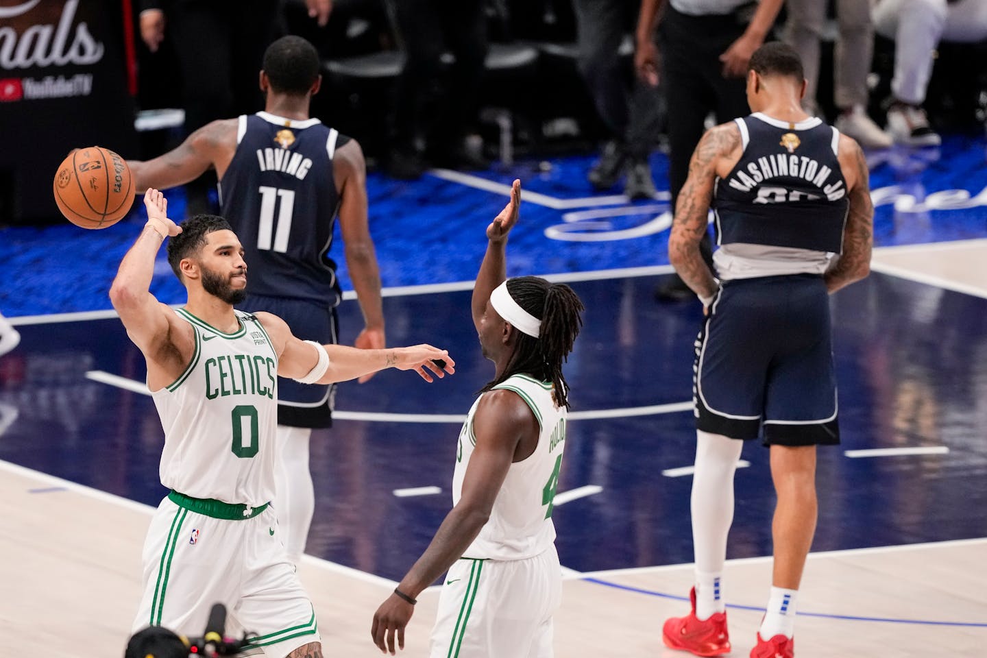 テイタムとブラウンの活躍でセルティックスはダラスの猛反撃を食い止め、106-99で勝利、NBAファイナルで3-0とリード