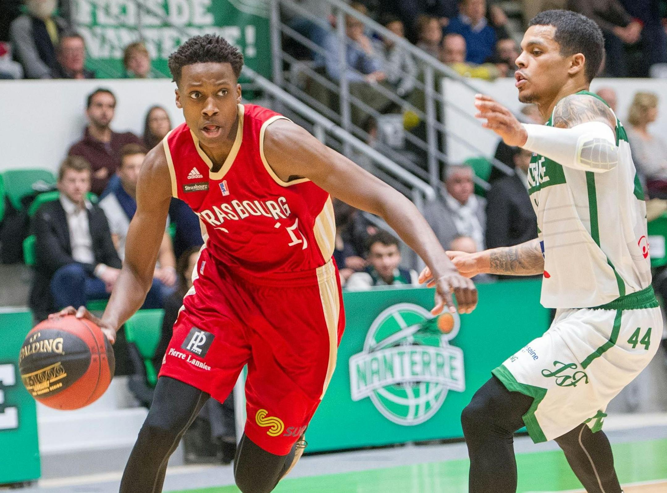 NANTERRE, JANUARY 10 : SIG ' s Ntilikina Frank (17),left,drives past JSF ' s Campbell T.J (44),right in the 2nd half of an LNB Pro A basketball game , JSF Nanterre vs SIG Strasbourg,held at Maurice Thorez stadium on January 10, 2015 Nanterre, France./COLLOT_1014.097/Credit:Henri Collot/SIPA/1601111154 (Sipa via AP Images) ORG XMIT: FRSPA