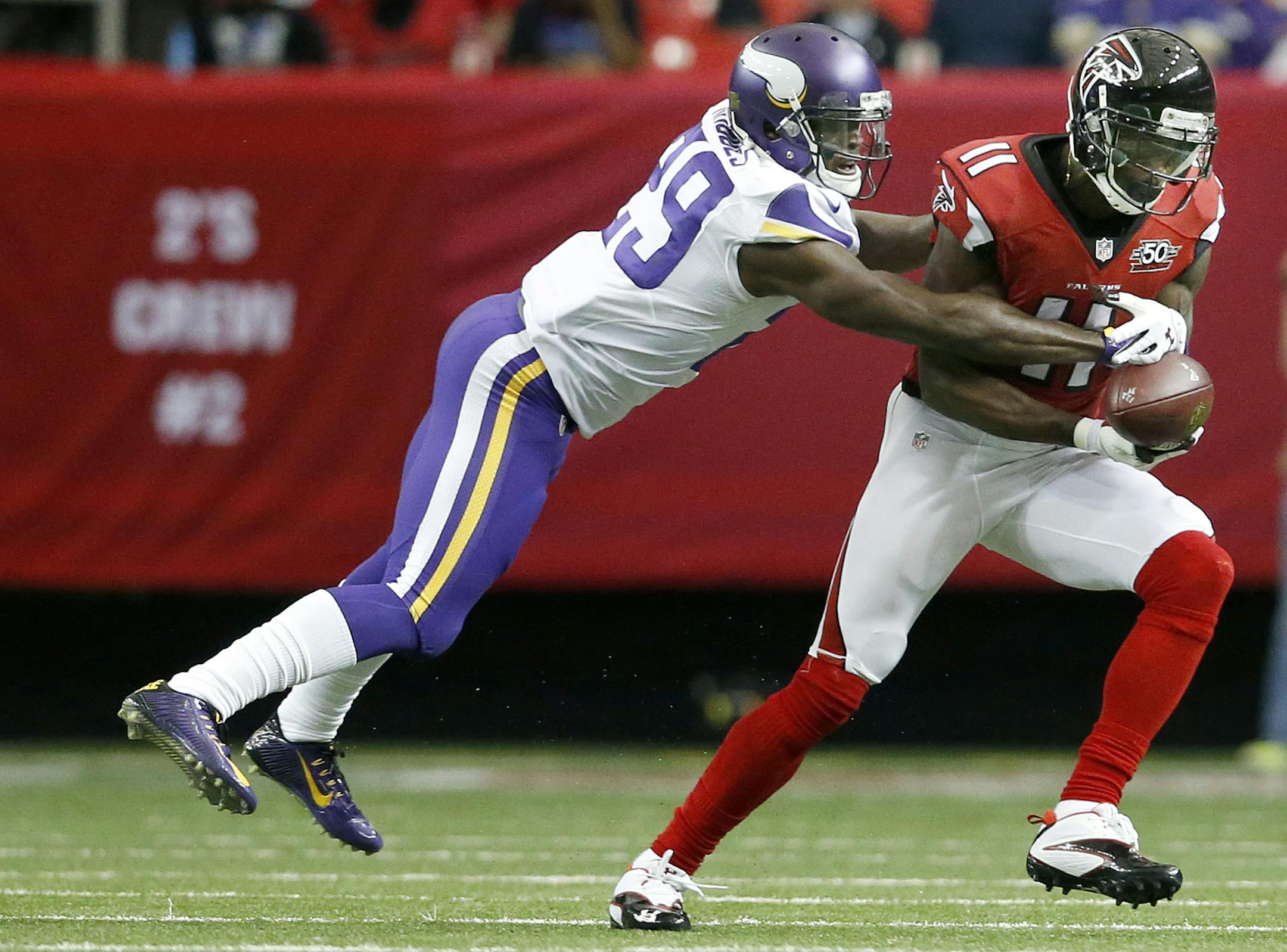 Julio Jones (11) caught a pass while being defended by Vikings cornerback Xavier Rhodes (29) in the second quarter. ] CARLOS GONZALEZ • cgonzalez@startribune.com - November 29, 2015, Atlanta, GA, Georgia Dome, NFL, Minnesota Vikings vs. Atlanta Falcons