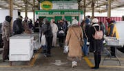 Shoppers were bundled up as they browsed the stalls at the Minneapolis Farmers Market Saturday. ] ANTHONY SOUFFLE • anthony.souffle@startribune.com