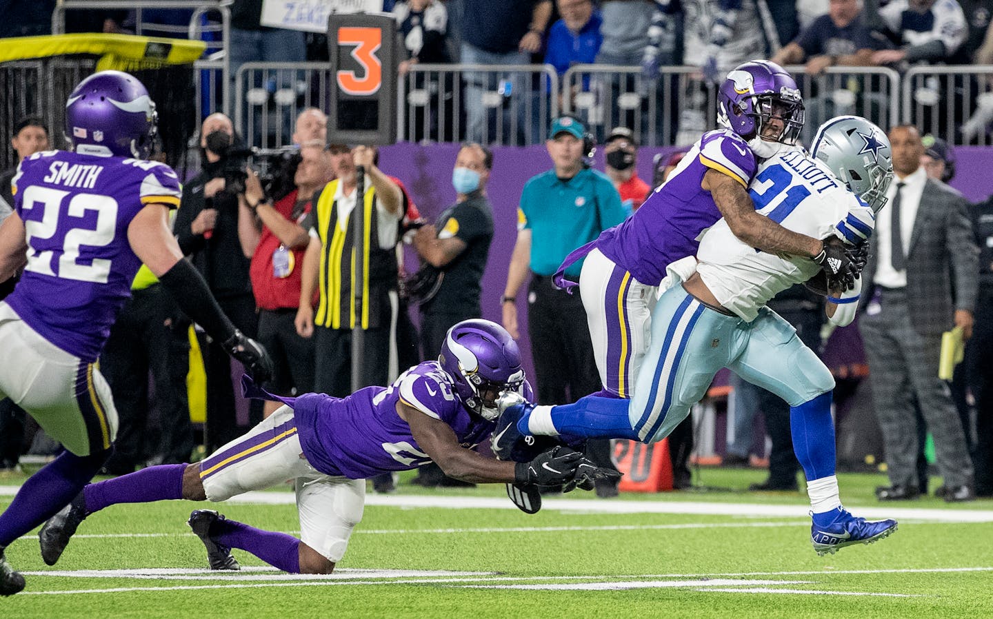 Dallas Cowboys running back Ezekiel Elliott (21) broke tackles for a first down late in the fourth quarter, Sunday, Oct. 31, 2021 in Minneapolis, Minn. The Minnesota Vikings hosted the Dallas Cowboys at U.S. Bank Stadium. ] CARLOS GONZALEZ • cgonzalez@startribune.com