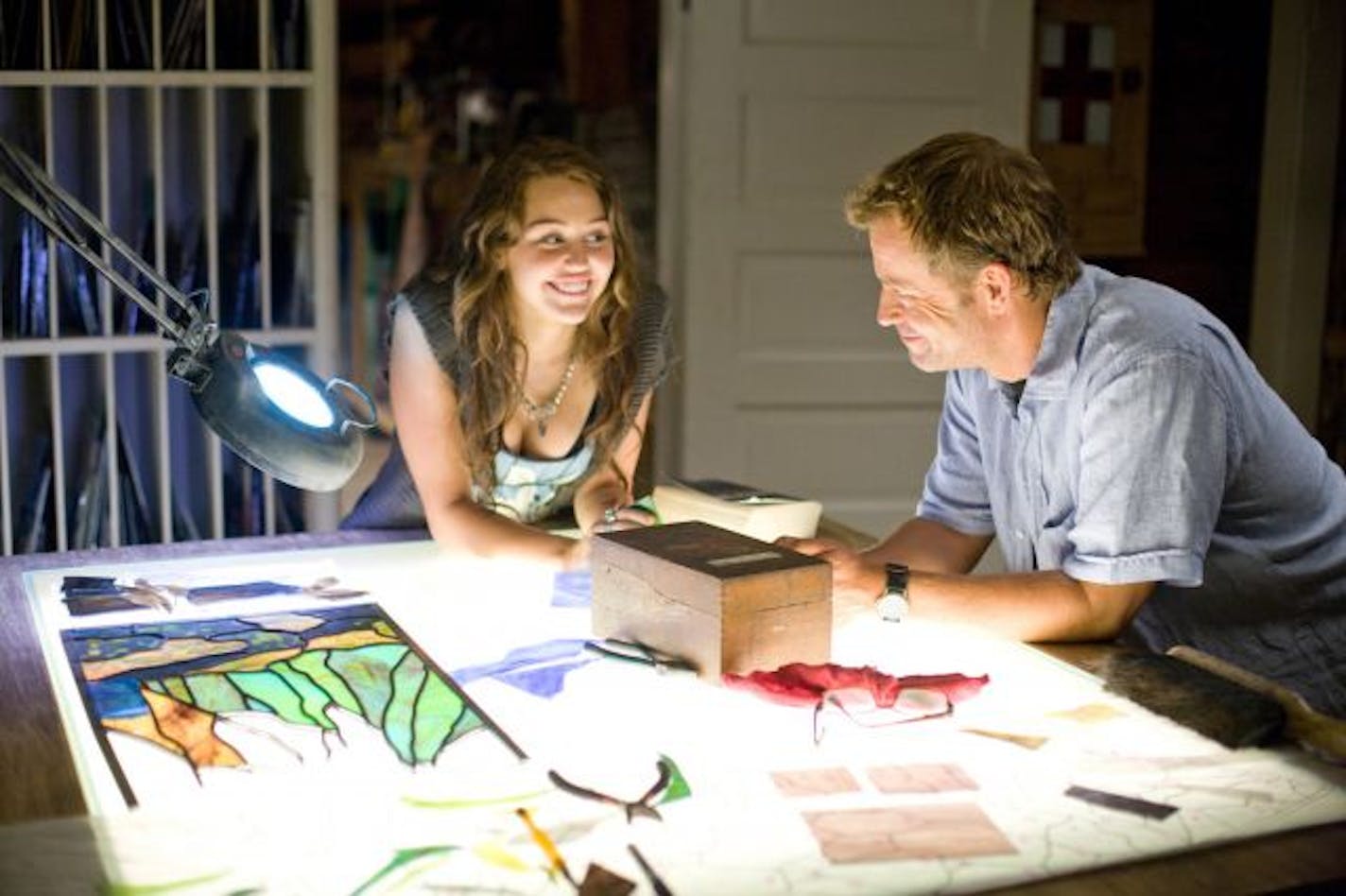 Ronnie reconnects with her father, played by Greg Kinnear