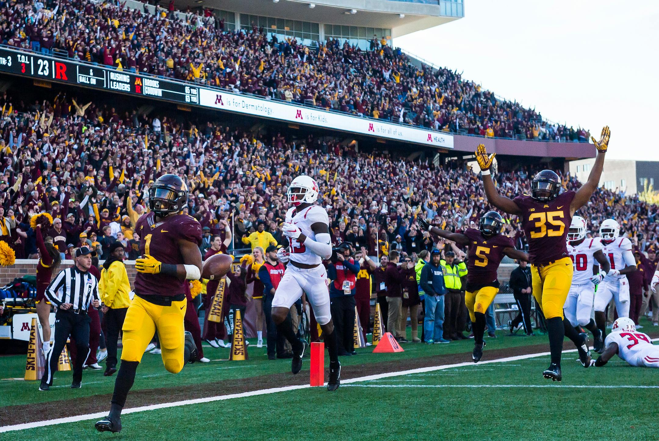 Minnesota Golden Gophers running back Rodney Smith (1) scored a touchdown off a kickoff return in the third quarter Saturday against Rutgers. ] (AARON LAVINSKY/STAR TRIBUNE) aaron.lavinsky@startribune.com The University of Minnesota Golden Gophers football team played the Rutgers Scarlet Knights on Saturday, Oct. 21, 2016 at TCF Bank Stadium in Minneapolis, Minn.