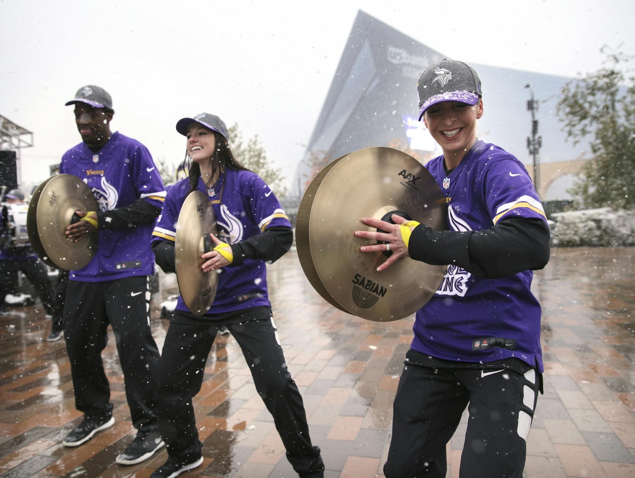Vikings Skol Line players Shelby Ferry (right) and Danny Augustine (center) were greeted with a snow shower before the game at U.S. Bank Stadium Sunday morning.
BRIAN PETERSON • brian.peterson@startribune.com
Minneapolis, MN 10/12/2018