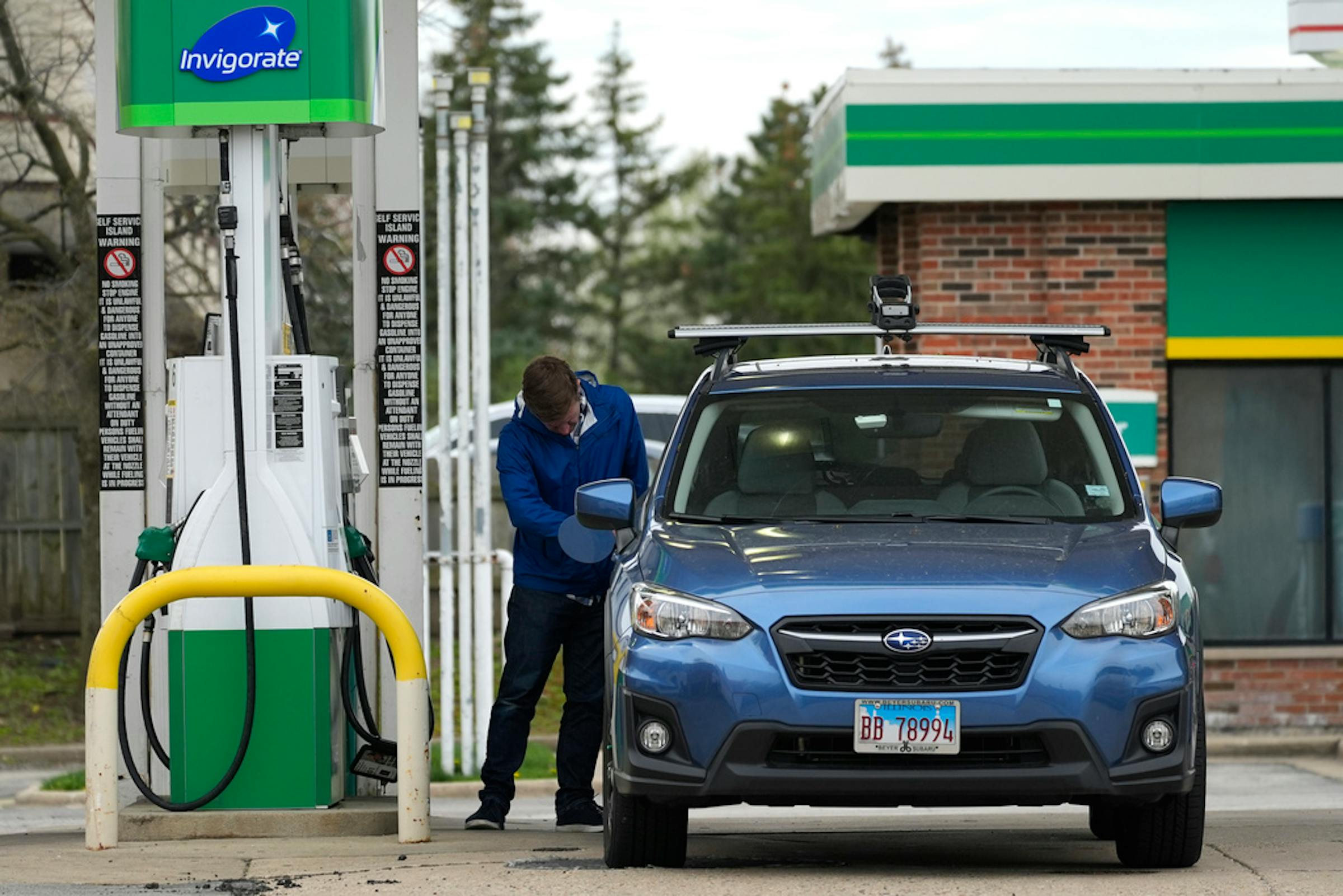 Minnesota gas prices fall to lowest for Thanksgiving travel since 2020