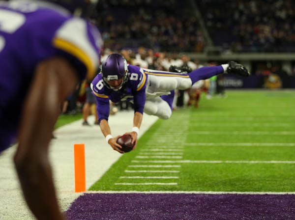 Minnesota Vikings quarterback Taylor Heinicke ran around the right end for a successful two point conversion to win the game.