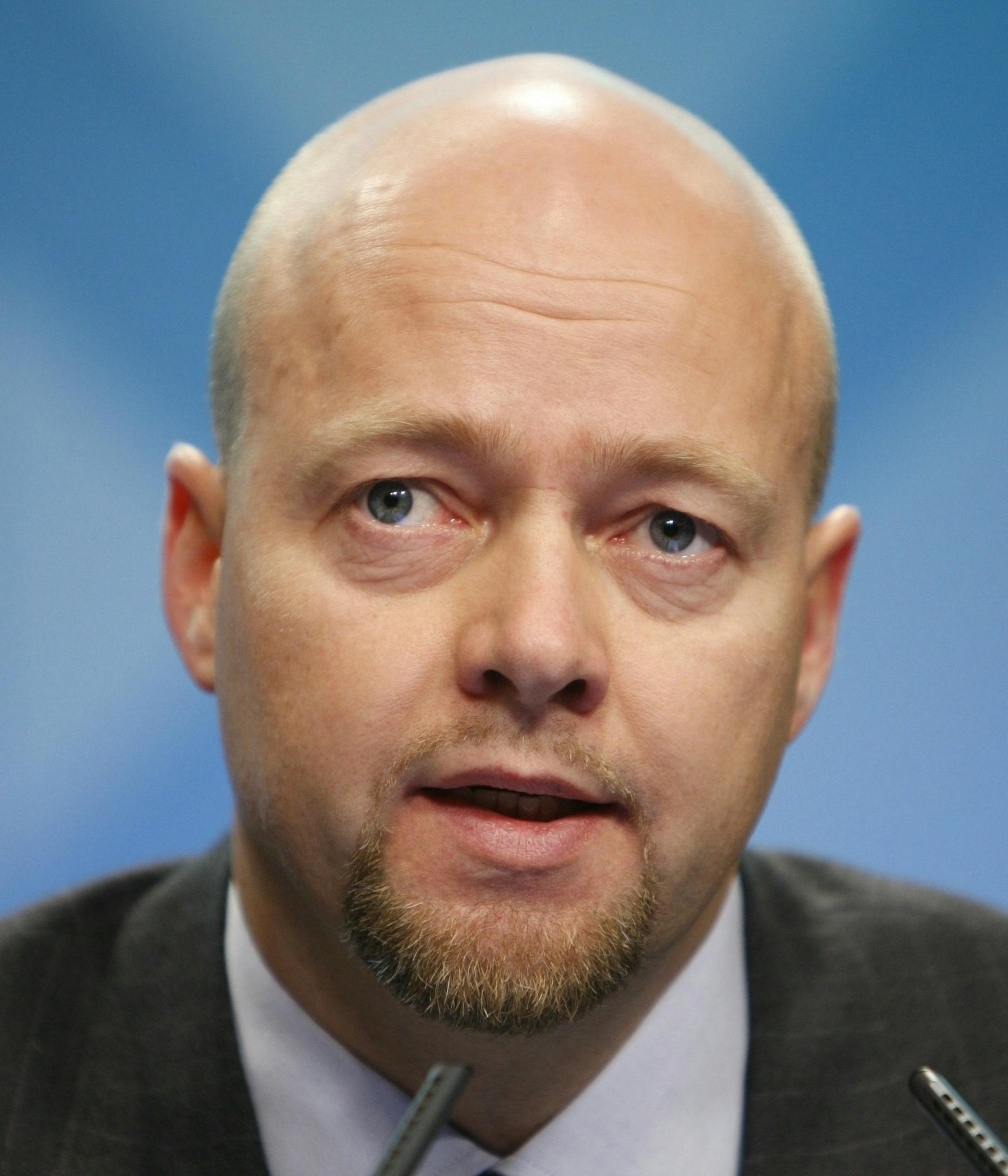 Norway's Central Bank's CEO Yngve Slyngstad, seen, presenting the third quarter figures of 2008 for the management of the Norwegian Government Pension Fund - Global, in Oslo, Norway, Tuesday, Nov. 25, 2008. Norway vast fund for oil wealth investment had a negative 7.7 percent return on investment for the third quarter, but grew overall due to record transfers of surplus wealth from the national government, the central bank announced Tuesday. (AP Photo/ Erlend Aas, SCANPIX NORWAY) ** NORWAY OUT *