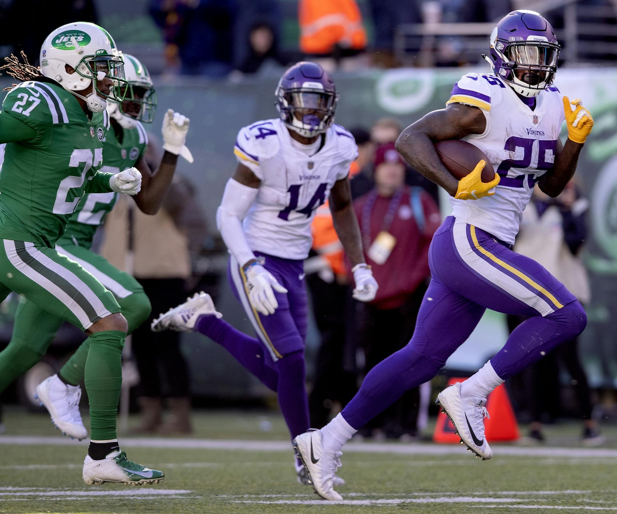 Latavius Murray (25) ran for a 38-yard touchdown in the fourth quarter.