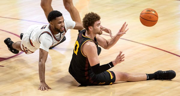 Gophers forward Jamison Battle, right, fought for a loose ball with Illinois’ Jayden Epps during Monday’s game at Williams Arena.