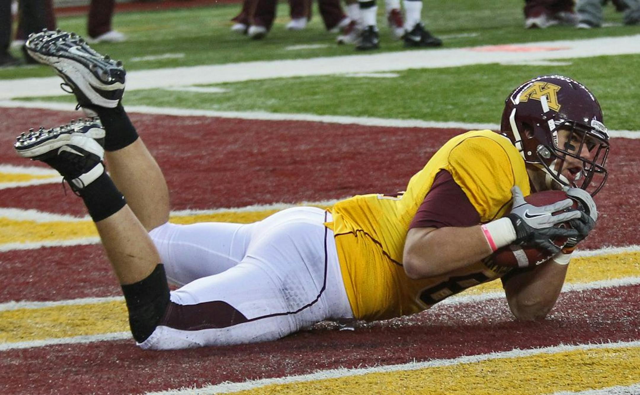 UM Gophers vs. Illinois football. Gophers receiver John Rabe pulled in a pass just above the turf to score the second Minnesota touchdown of the game.