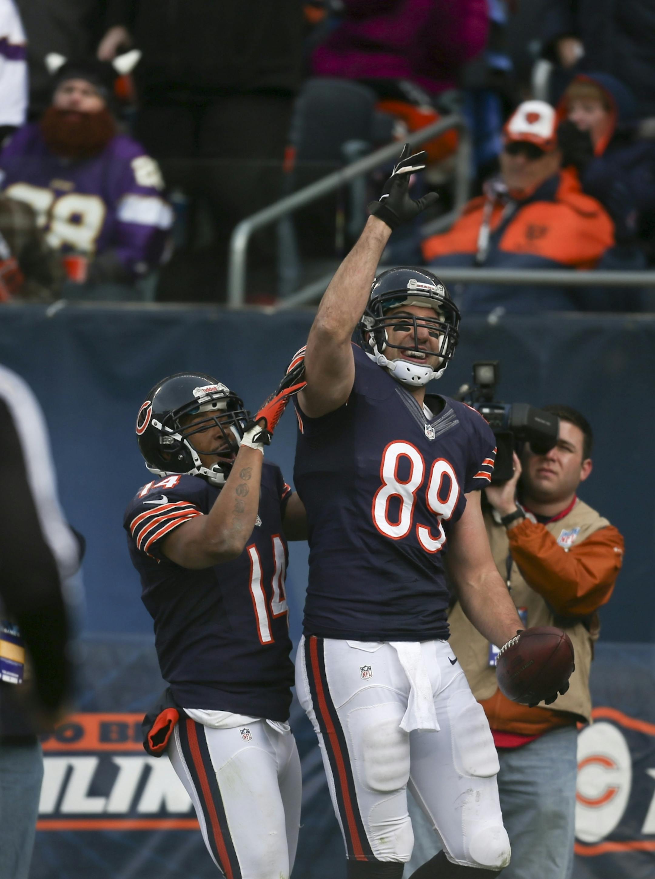 Chicago's Matt Spaeth, a former Gophers and St. Michael-Albertville star, celebrated his 13-yard touchdown reception in the second quarter.