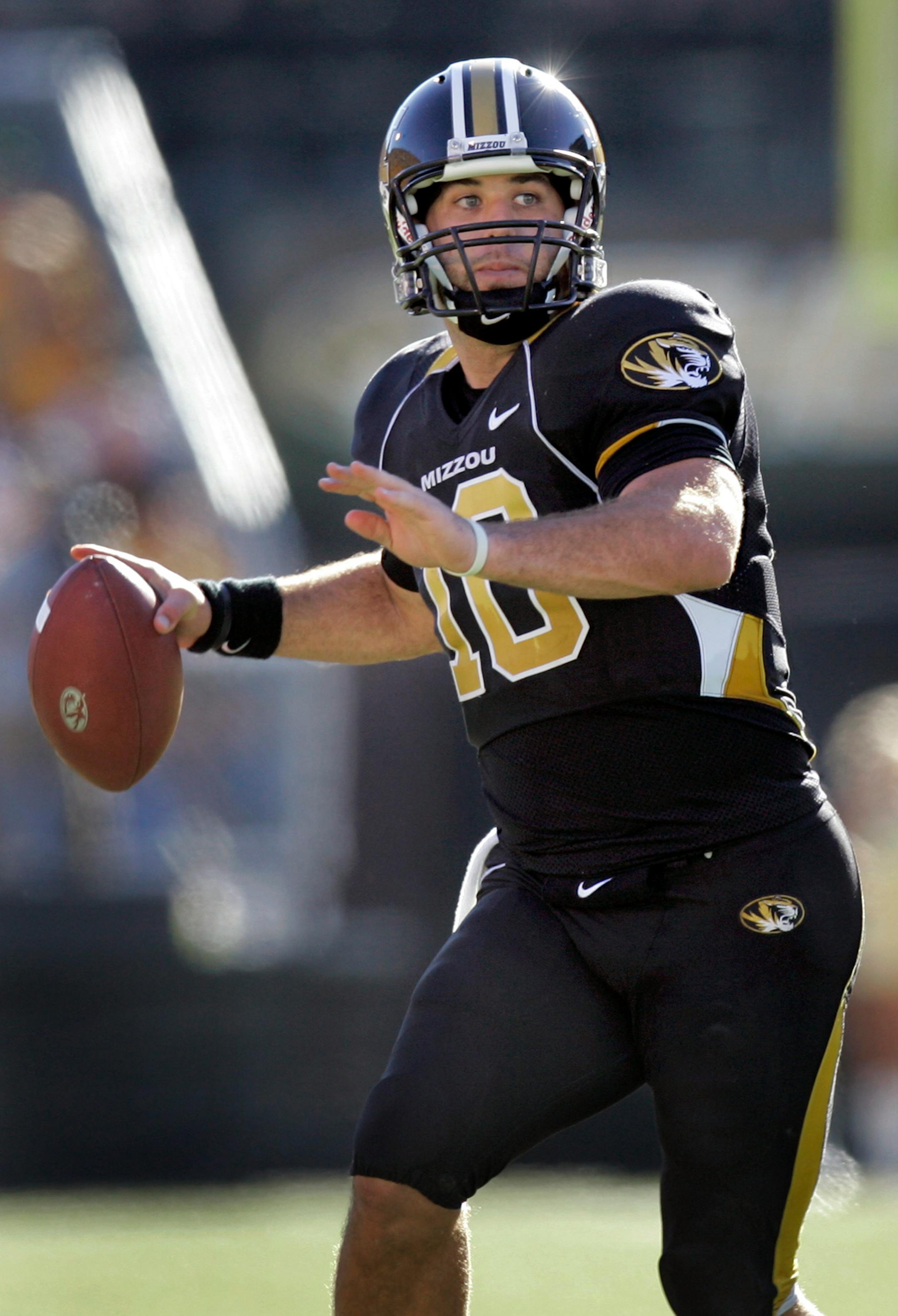 ** FILE ** Missouri quarterback Chase Daniel throws during a college football game against Texas Tech in this Oct. 20, 2007 file photo, in Columbia, Mo. (AP Photo/Jeff Roberson) ORG XMIT: NY170