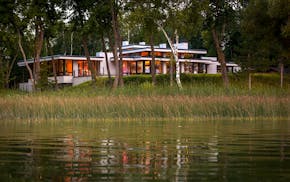 AIA home of the month - lakeside retreat by Charles Stinson Architects. Credit Paul Crosby