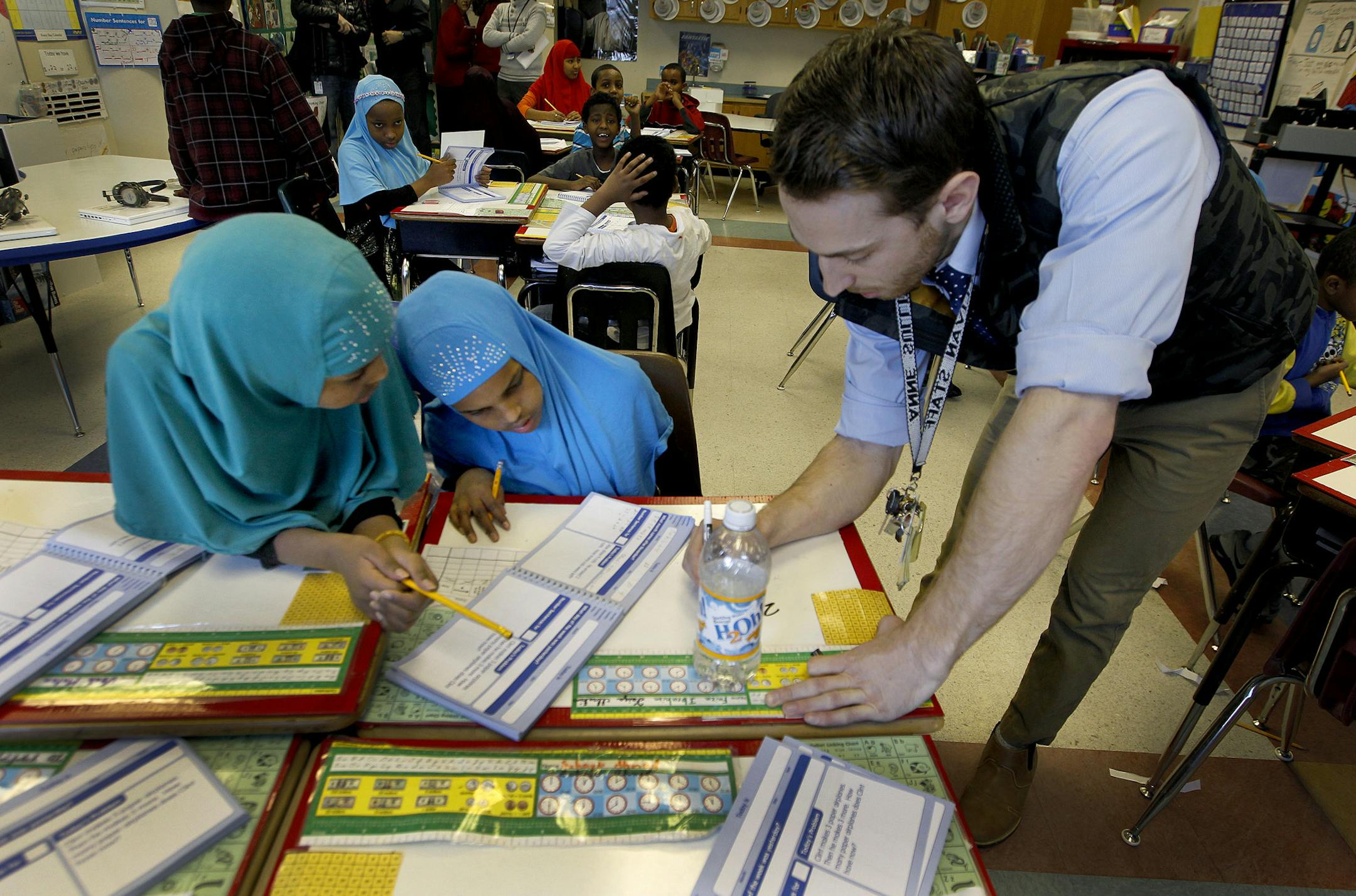 Sullivan ELL teacher James Kindle worked with students during his class, Wednesday, January 22, 2014 in Minneapolis, MN. (ELIZABETH FLORES/STAR TRIBUNE) ELIZABETH FLORES • eflores@startribune.com