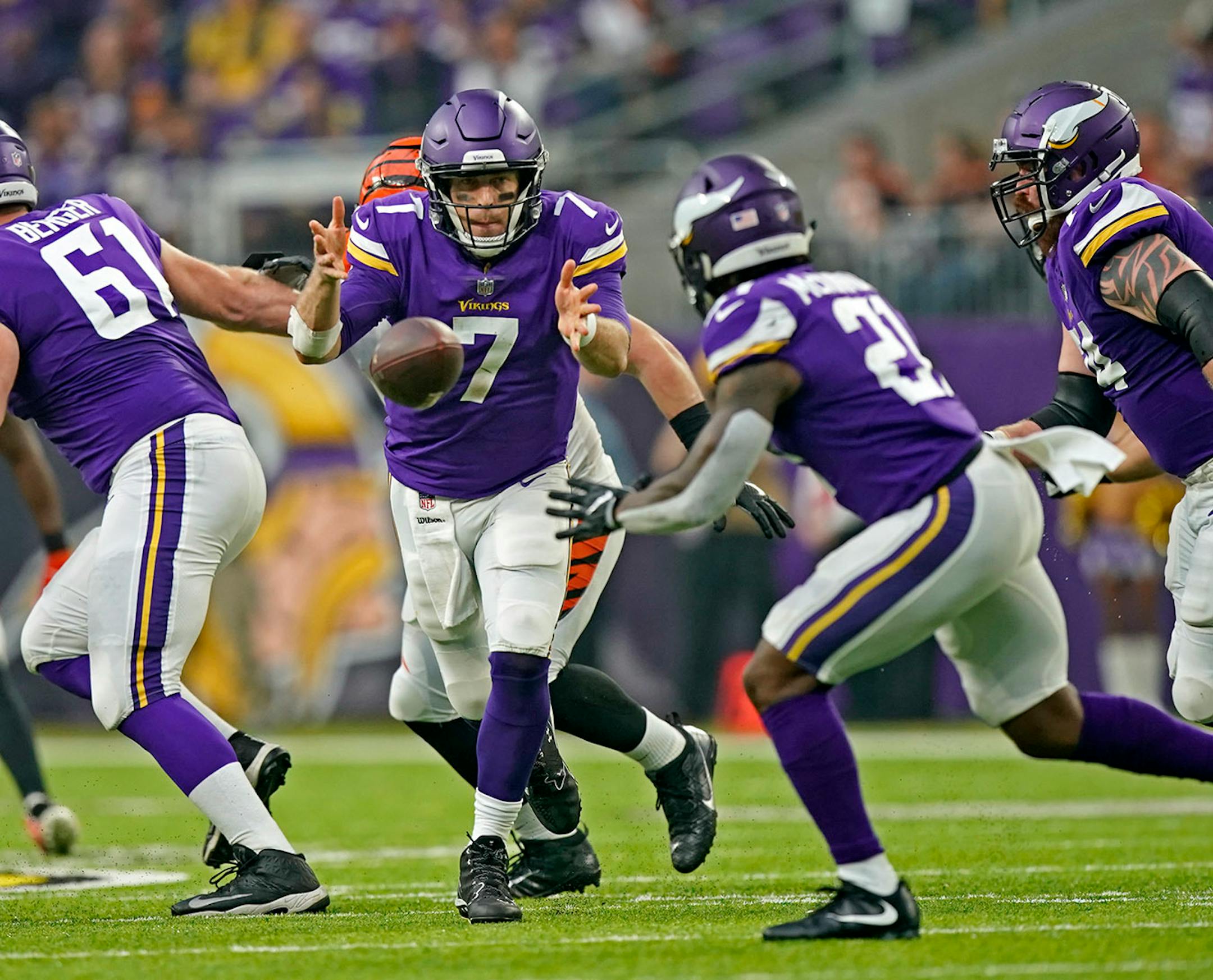 Vikings Case Keenum hands off to Jerick McKinnon in the 3rd quarter.