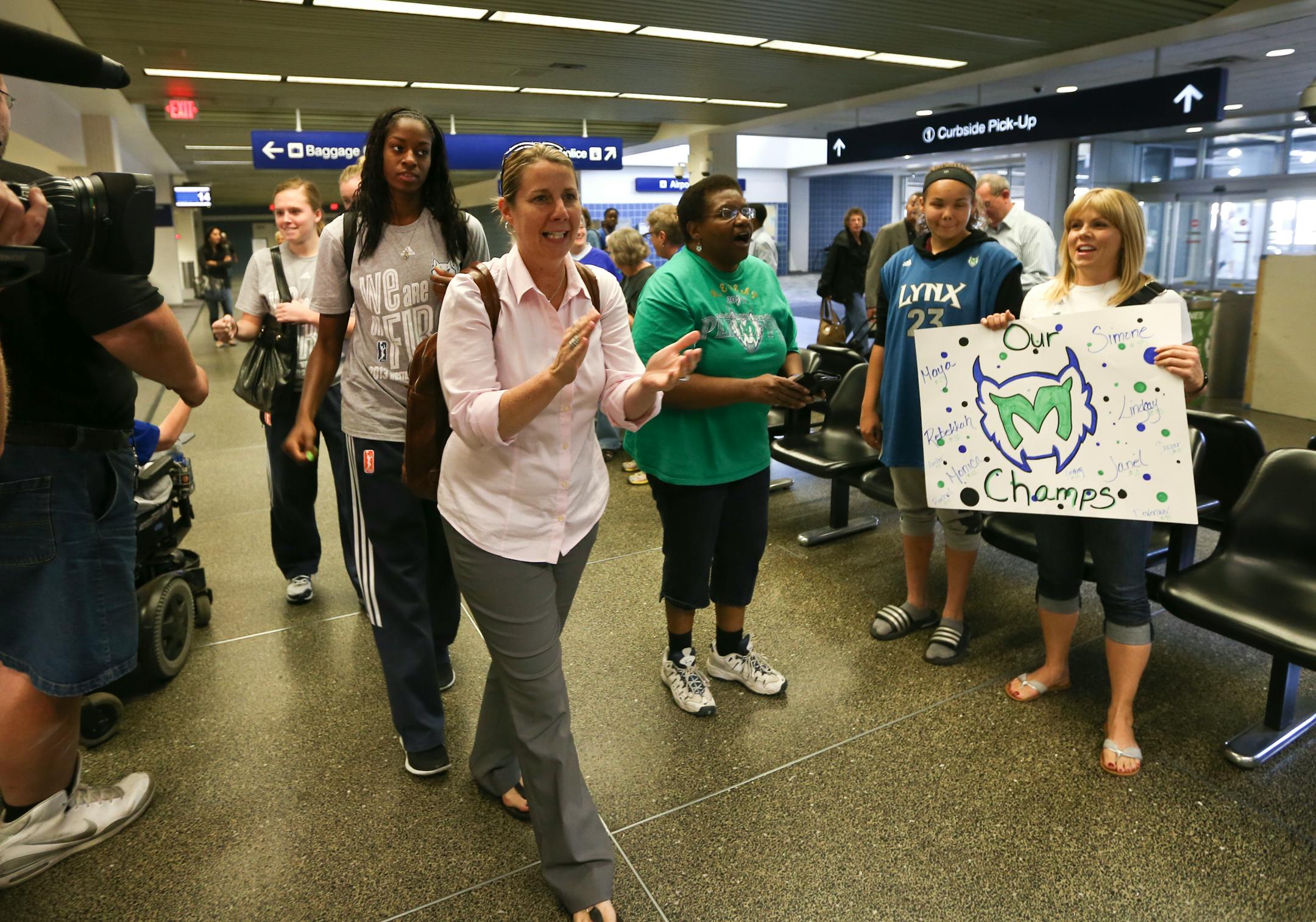 Coach Cheryl Reeve cheered with the waiting fans as the Lynx team arrived at the Minneapolis/St. Paul International airport on Monday after sweeping Phoenix in the Western Conference finals.