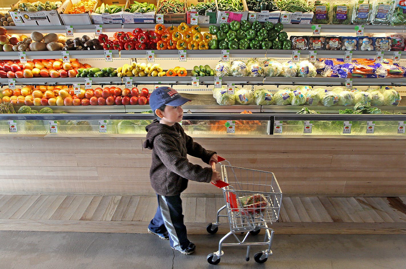 Jose Chavez, 3, followed his mother Clara Osorio down the fruit and vegetable aisles at the Good Grocer grocery store, Monday, September 5, 2015 in Minneapolis, MN. ] (ELIZABETH FLORES/STAR TRIBUNE) ELIZABETH FLORES &#x2022; eflores@startribune.com m