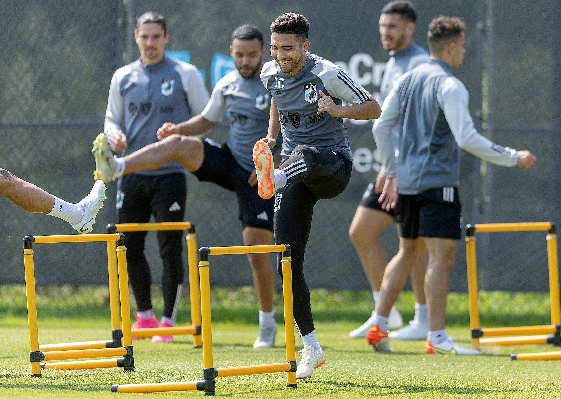 Minnesota United midfielder Emanuel Reynoso, center, practices.