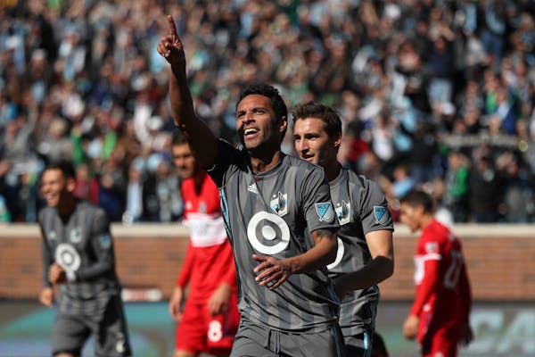 Minnesota United midfielder Ibson (7) celebrated with his teammates after scoring Minnesota United's first goal of the game early in the second half.