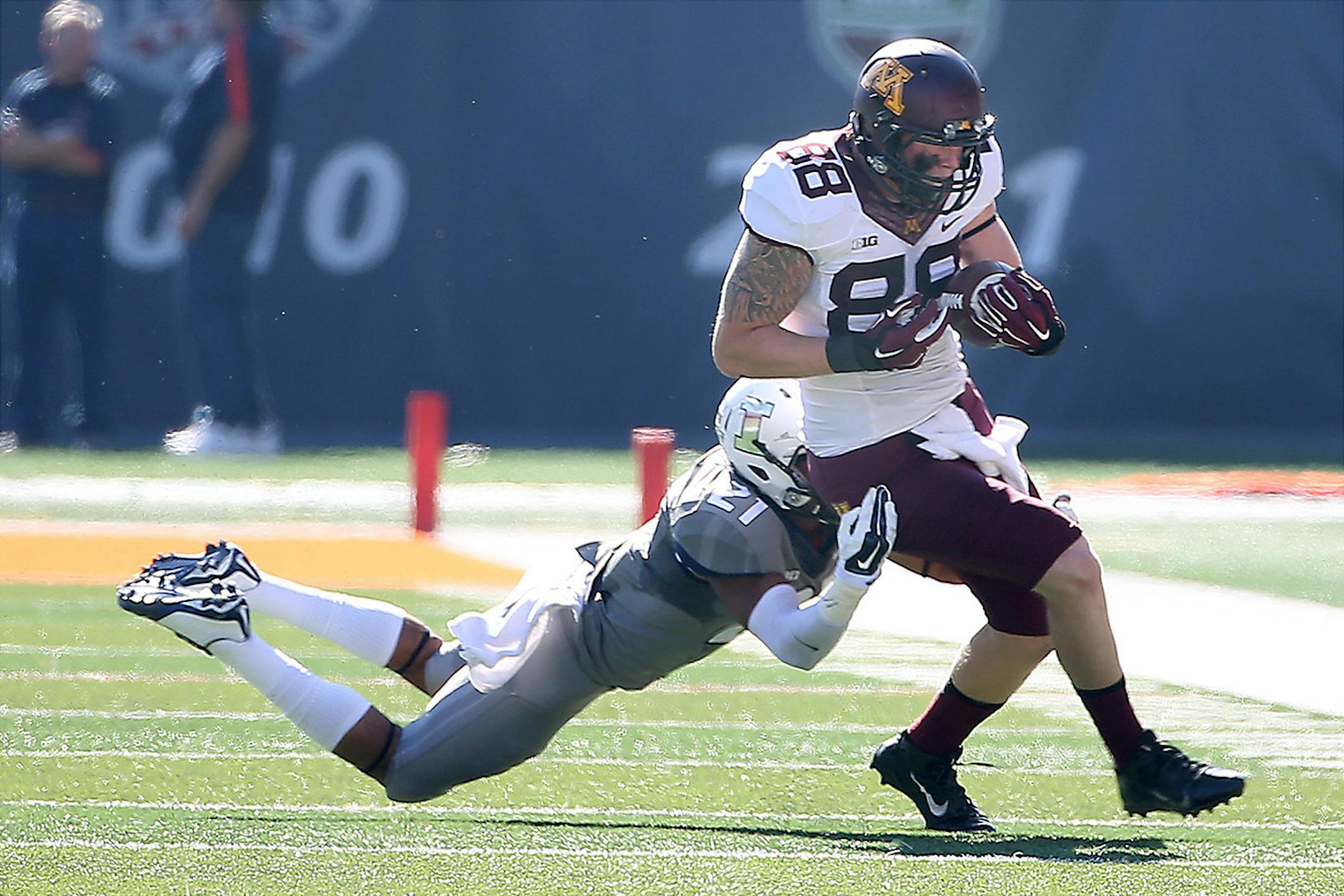 Gophers tight end Maxx Williams (88) caught a pass was stopped by Illinois defensive back Zane Petty (21) in the second quarter as the Minnesota Gophers took on Illinois, Saturday, October 25, 2014 in Champagne, IL. ] (ELIZABETH FLORES/STAR TRIBUNE) ELIZABETH FLORES • eflores@startribune.com
